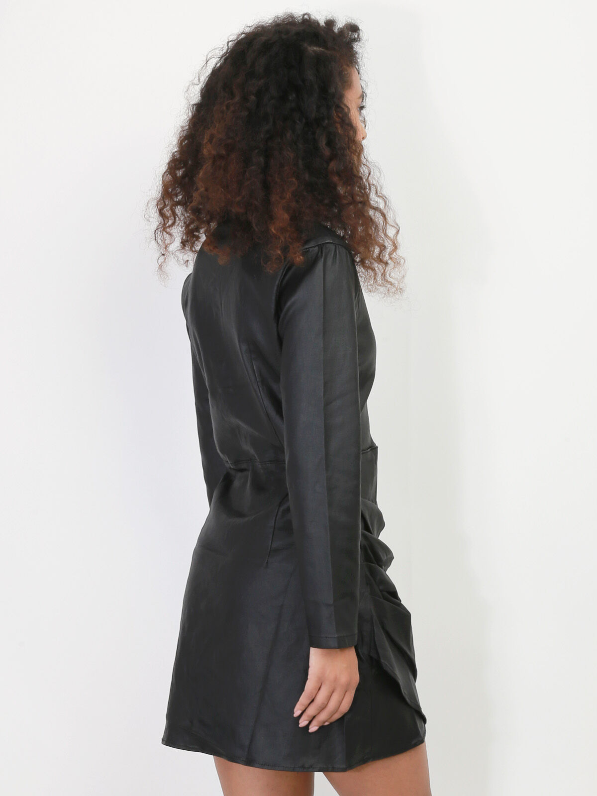 Robe chemise enduite et froncée- Noir