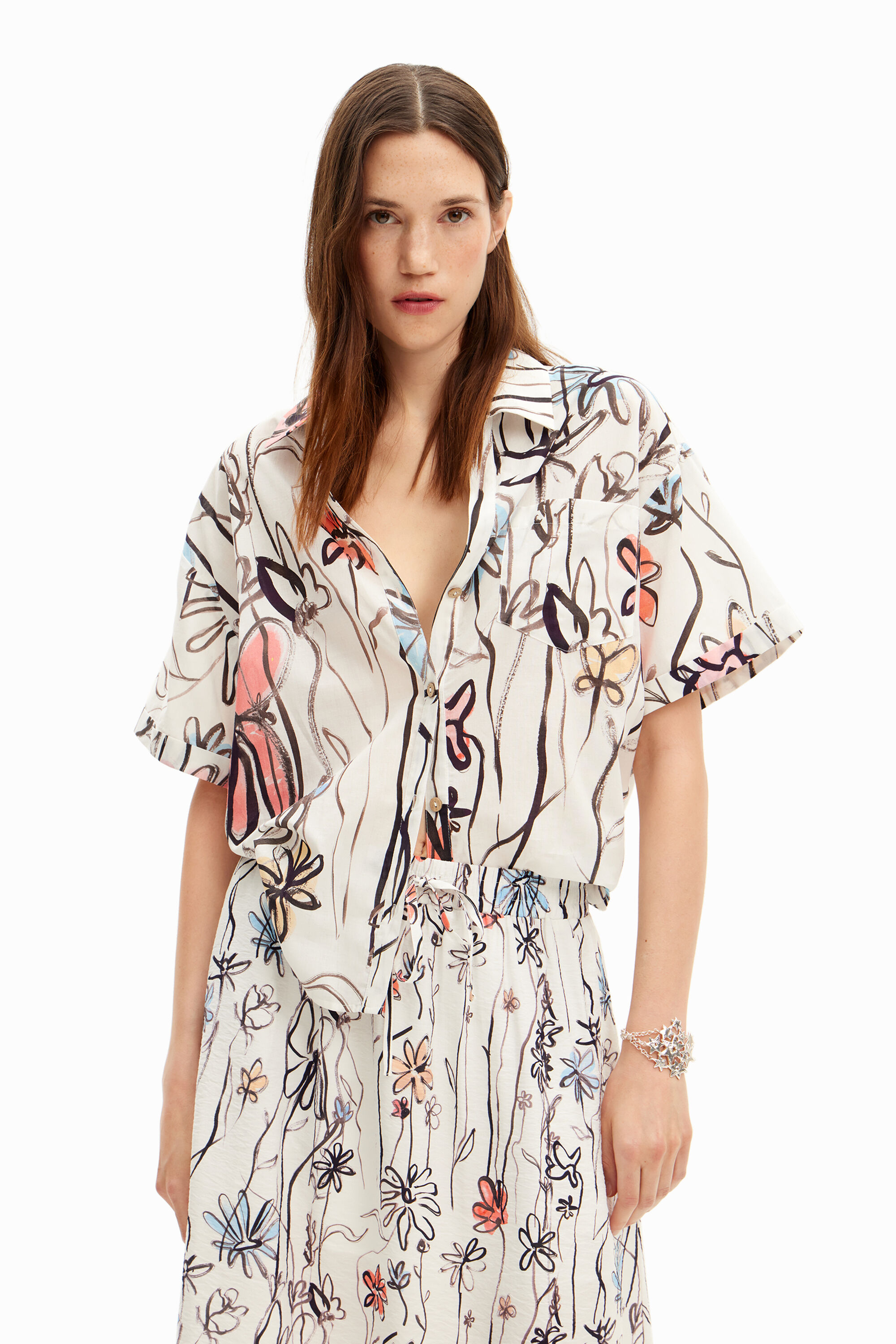 Camisa floral ilustrada