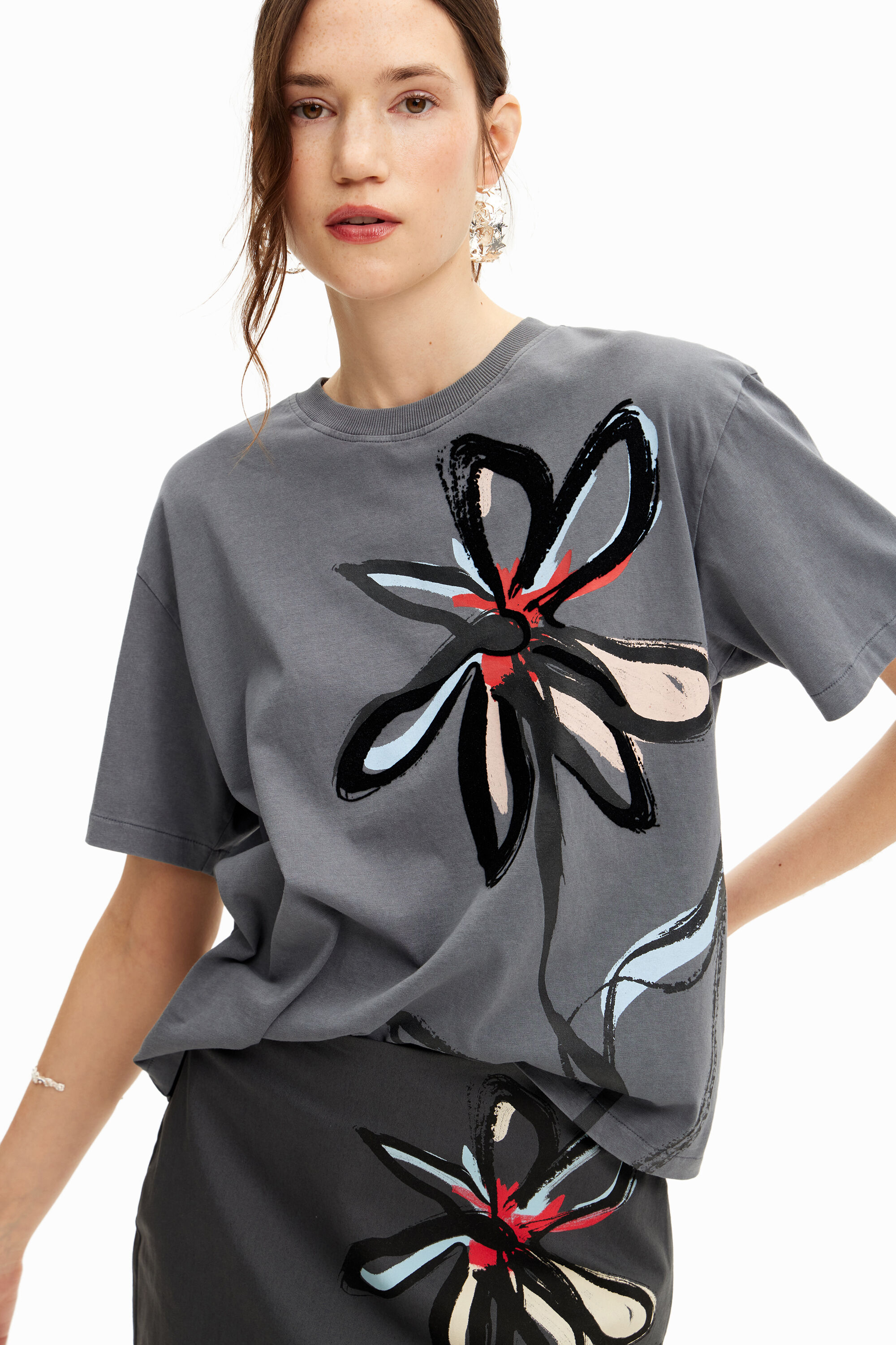 Camiseta com ilustração de flores