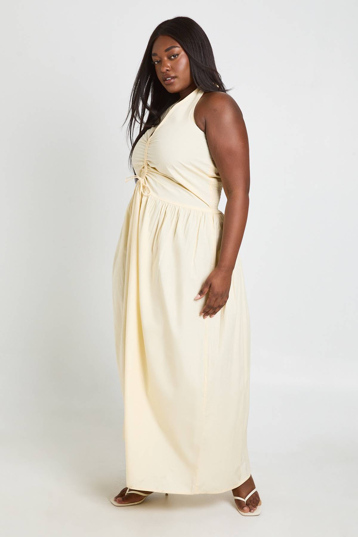 boohoo Robe Longue Grande Taille Col Licou Avec Détail Froncé