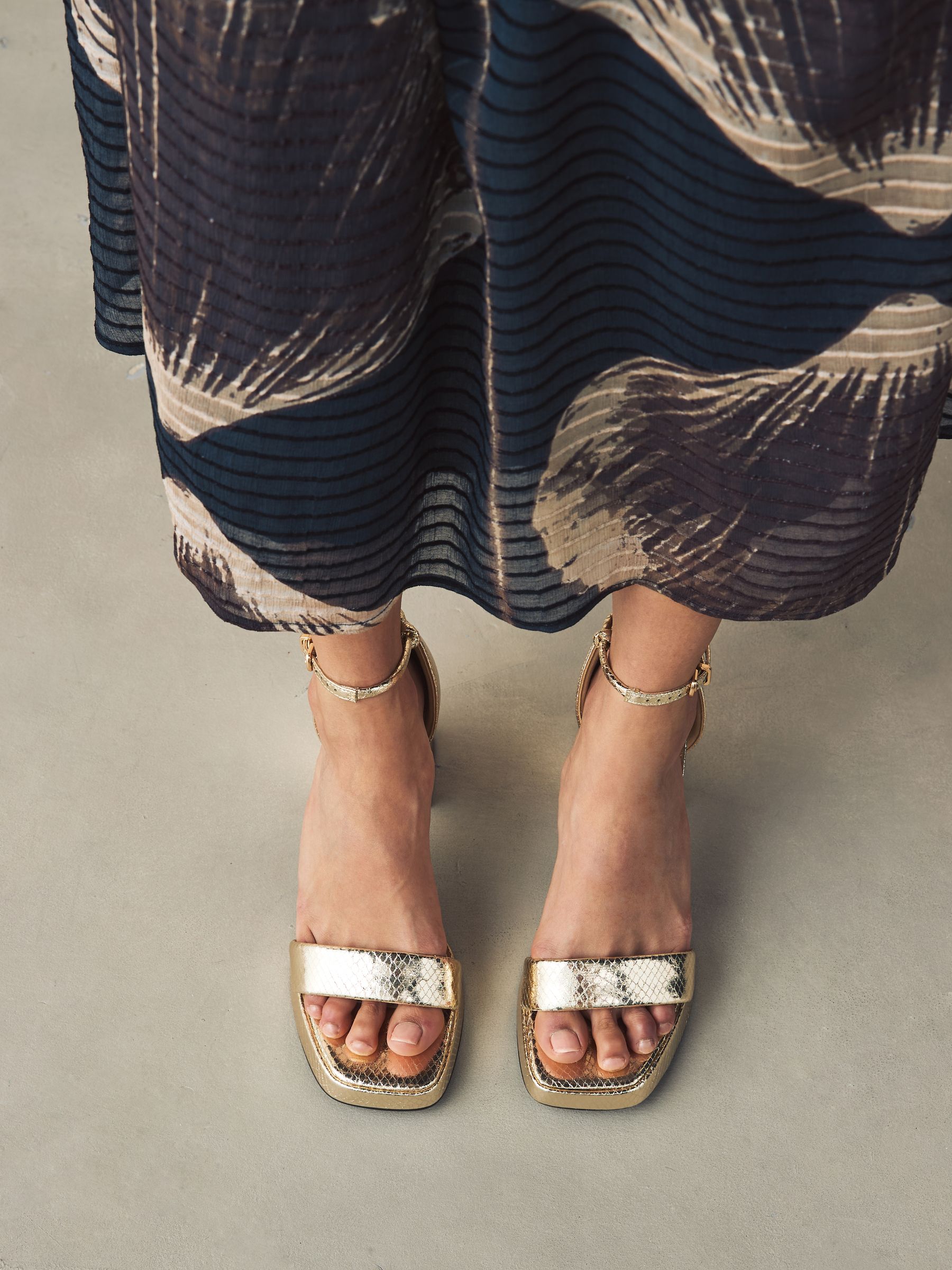 Goud - Vierkante neus platform schoenen met uitlopende hakken