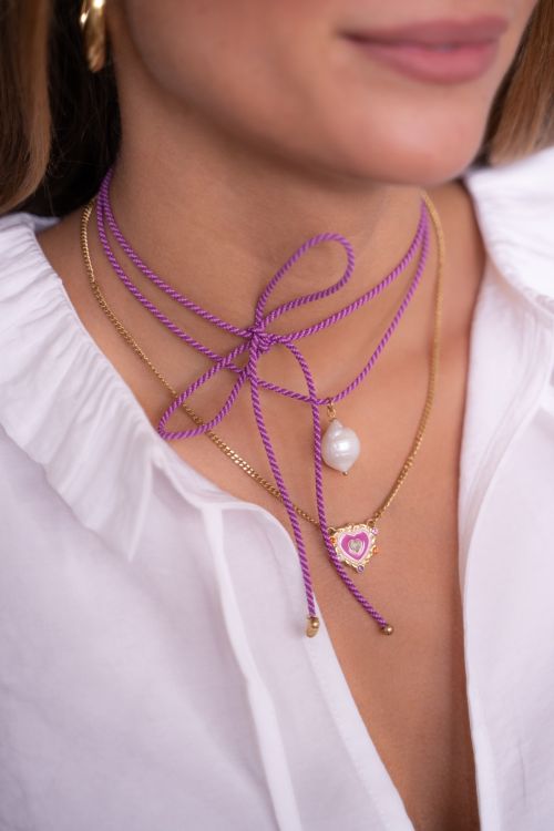 Ketting met paarse hartjes bedel met gekleurde steentjes