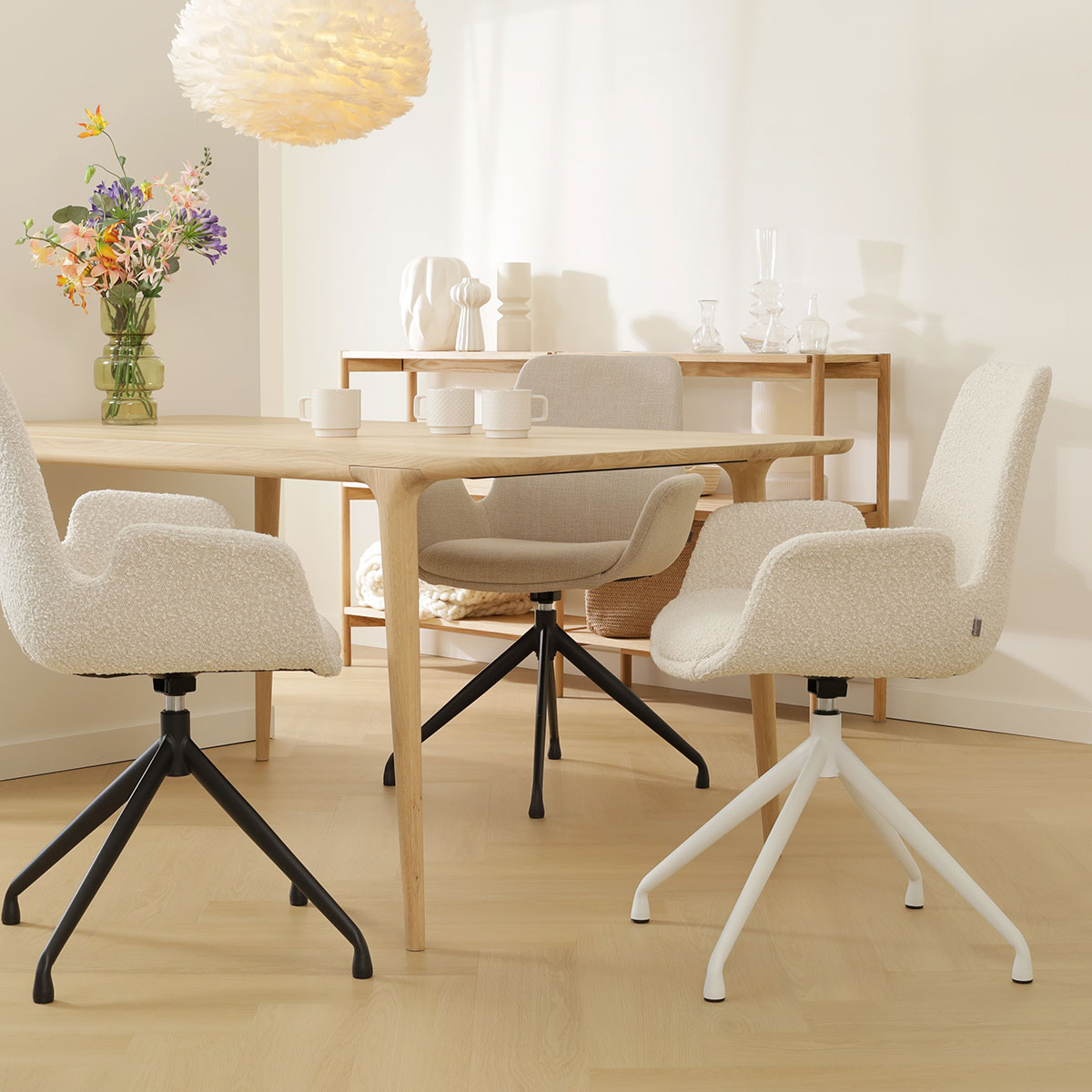 Eetkamerstoel Nola-Eef bouclé beige - wit onderstel