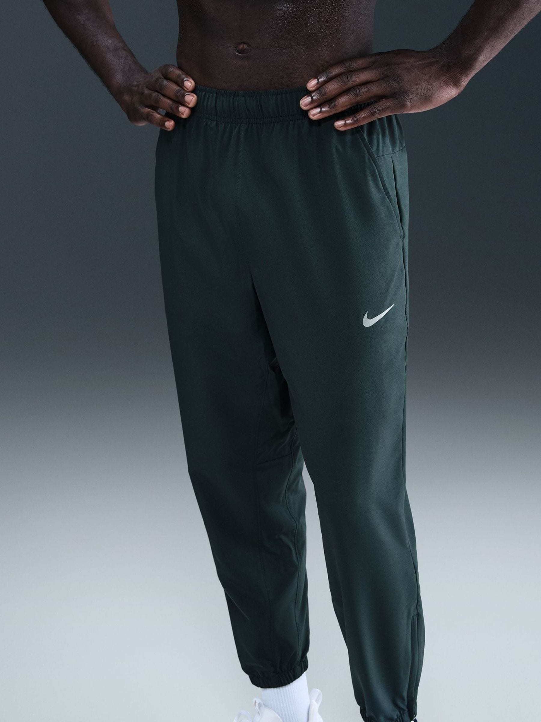 Donkergroen zeewier - Nike Dri-FIT Form trainingsbroek met taps toelopende pijpen