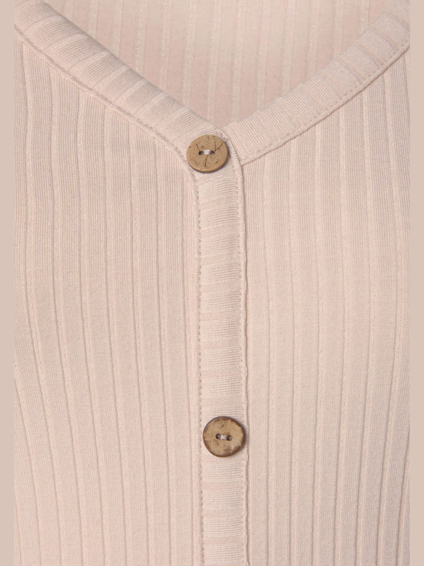 T-shirt à manches courtes encolure en v dégagée