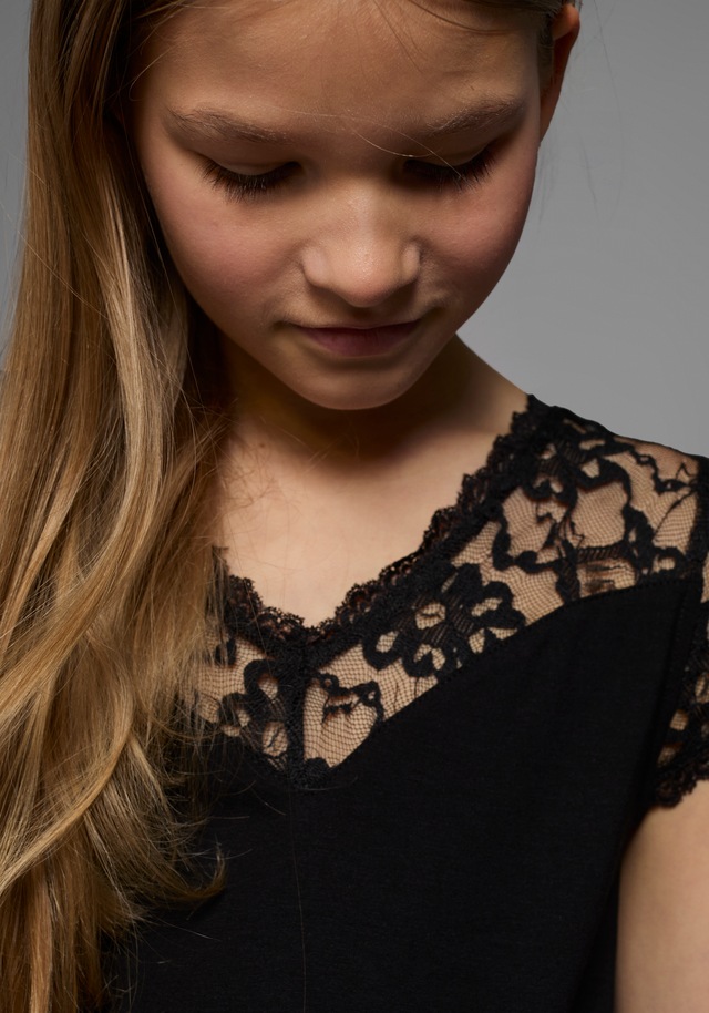 KIDSWORLD Jerseykleid »Viskose-Kleid mit Spitze« Schöne Spitzen-Ausschitt