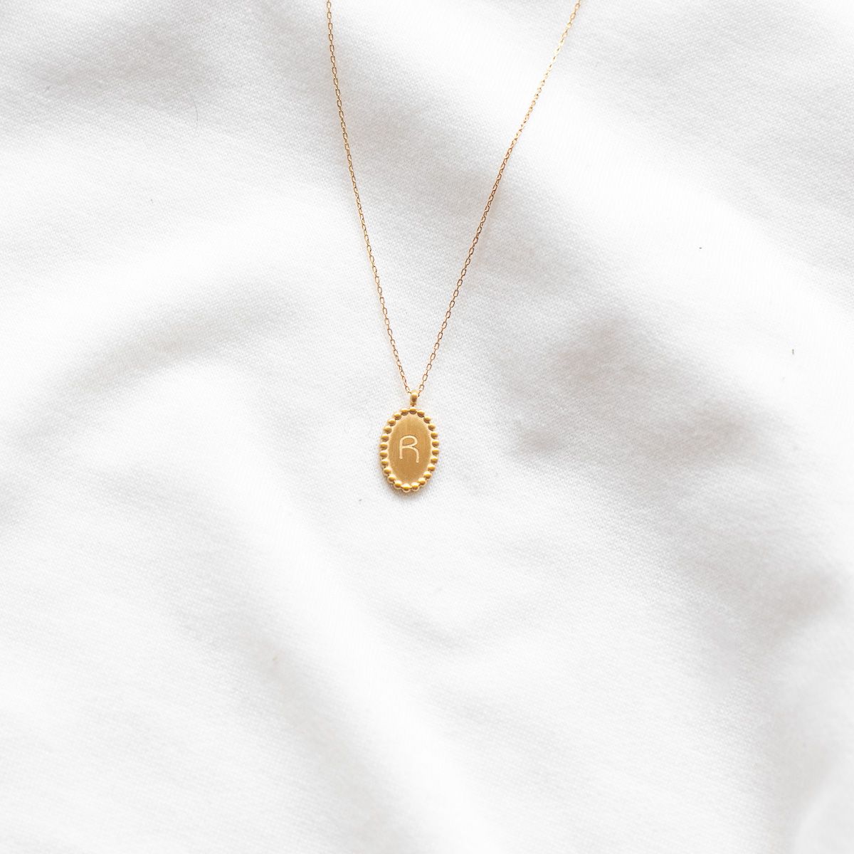 Collier médaillon gravé lettre alphabet