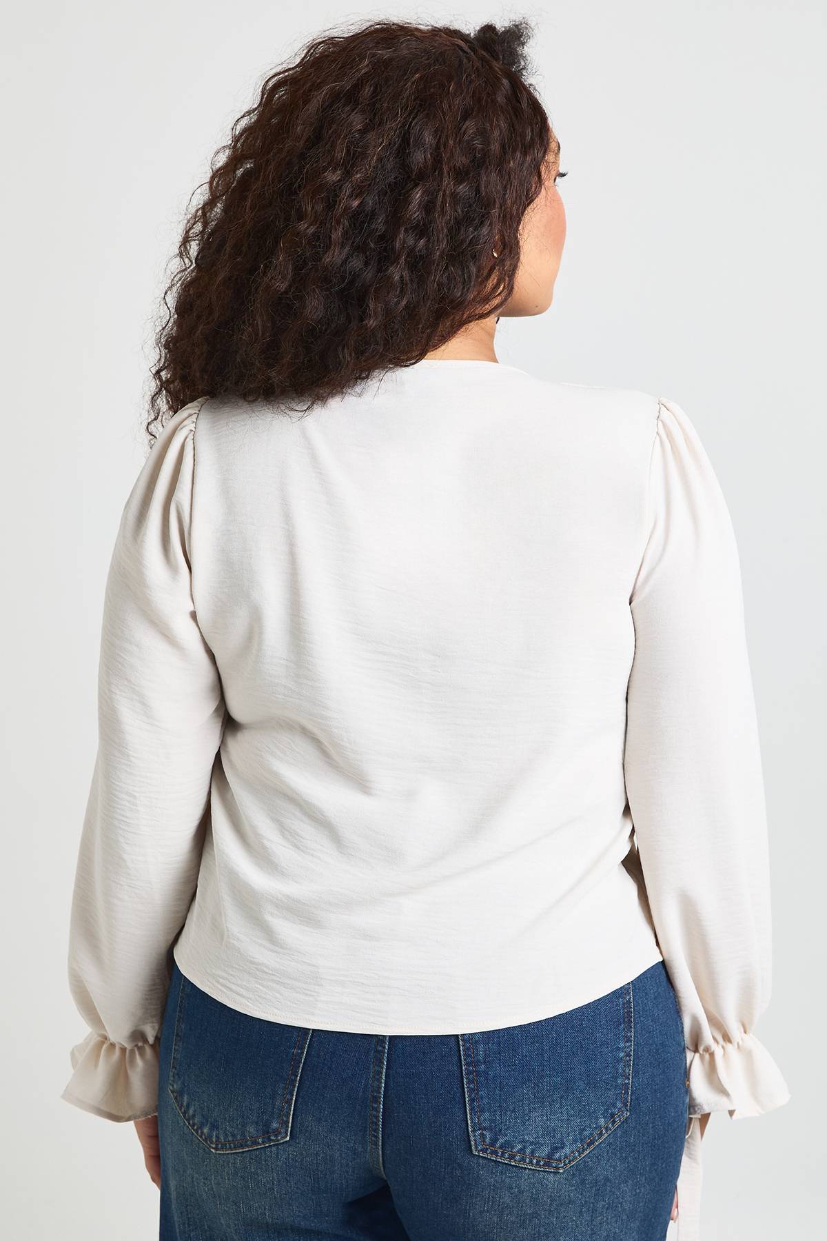 boohoo Chemisier Grande Taille À Manches Bouffantes Avec Boutons Devant
