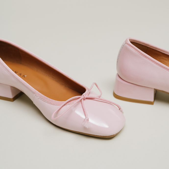 Ballerines à talons  en vernis plissé rose clair