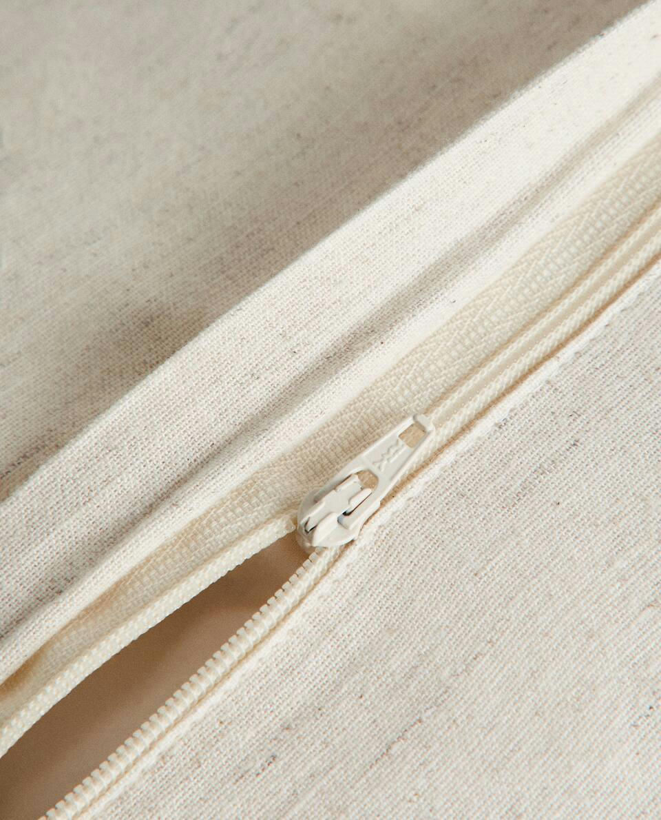 CAPA DE ALMOFADA EM LINHO ACOLCHOADO