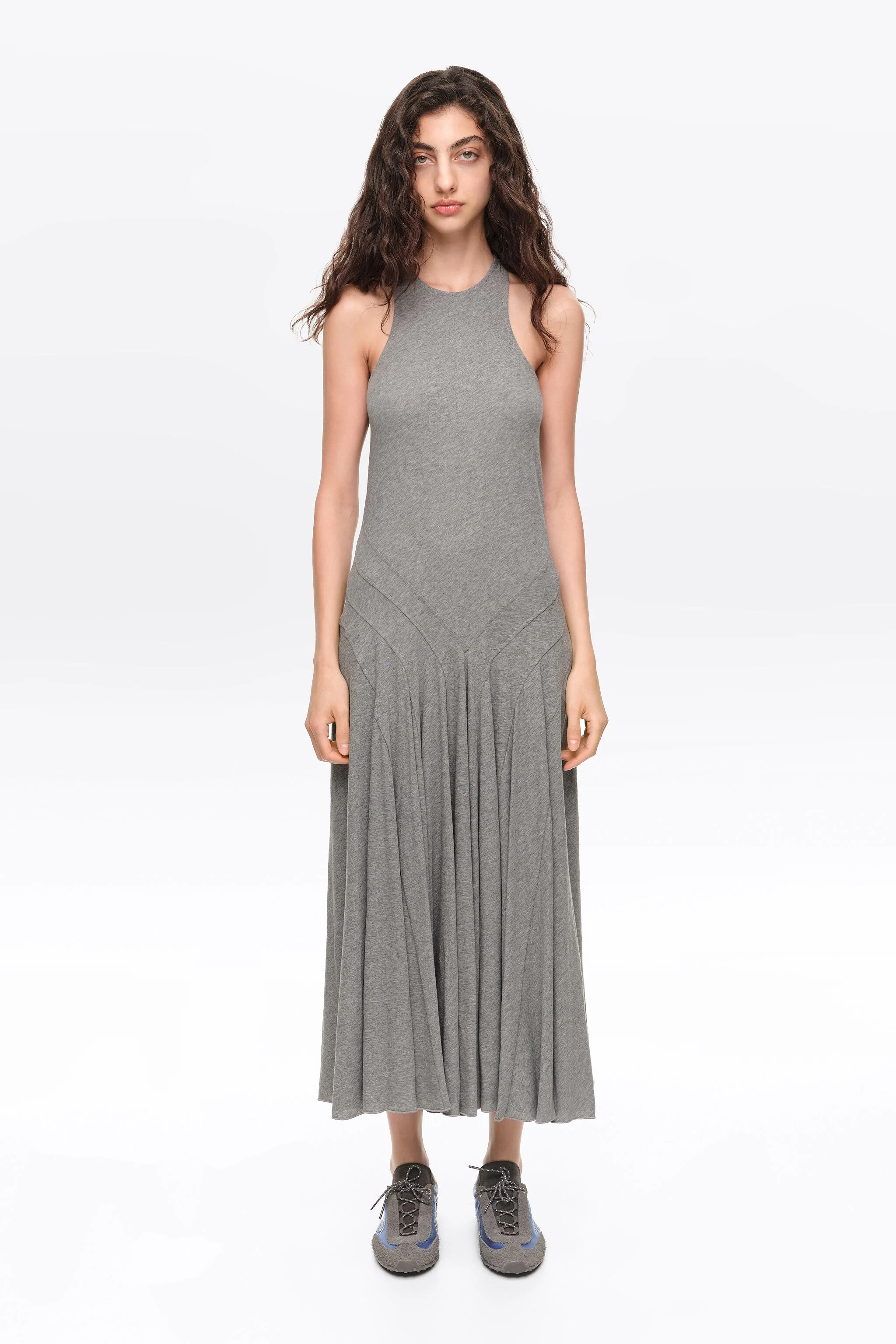 Vestido midi sem mangas em tom cinza mesclado