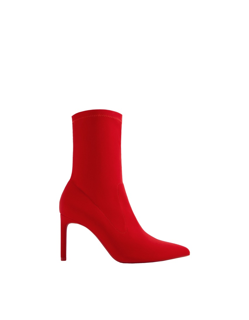 Botas de cano curto com salto alto e modelagem ajustada