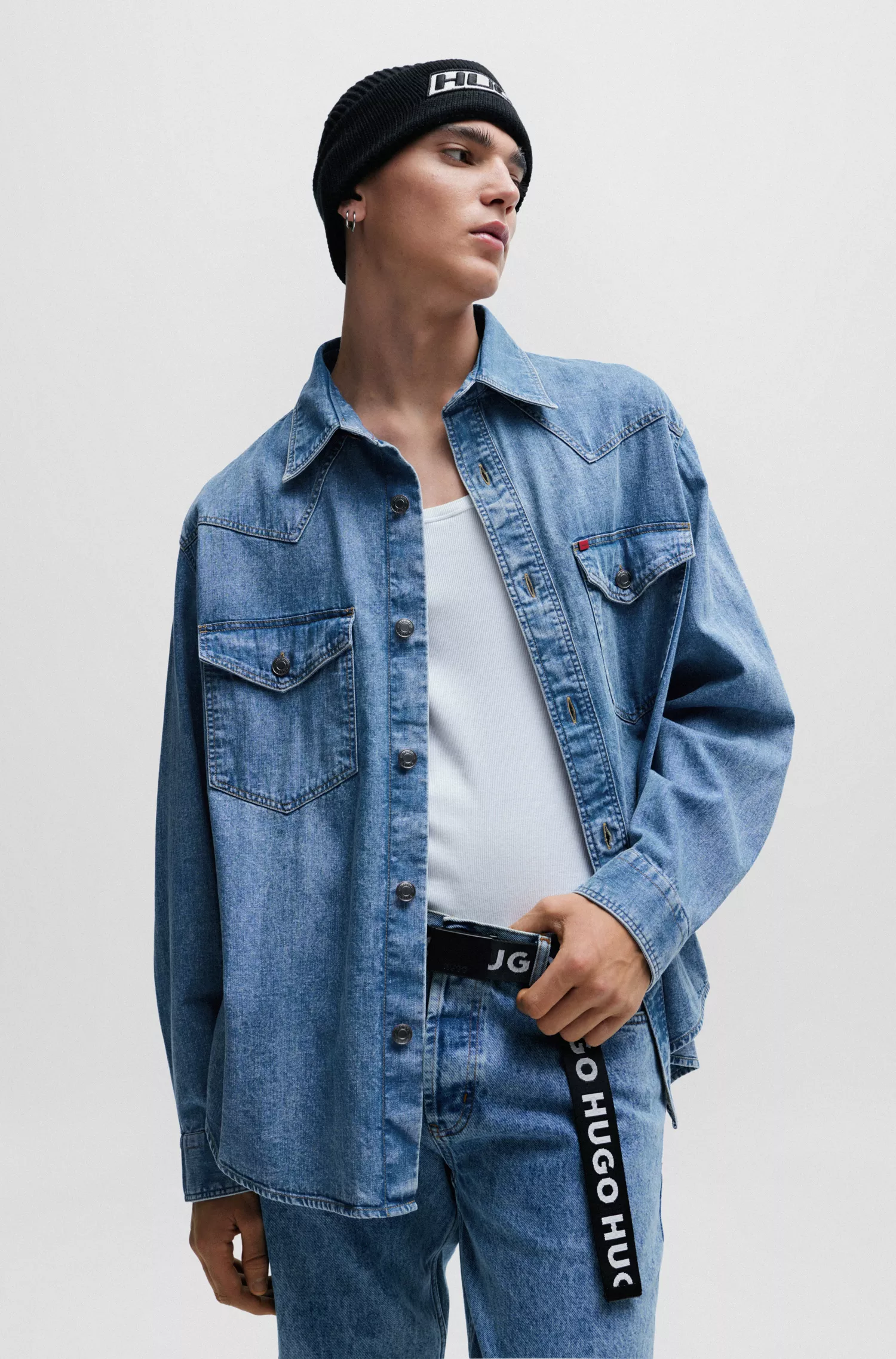 Camisa jeans HUGO vermelha, de modelagem oversized, com bolsos de aba no peito.