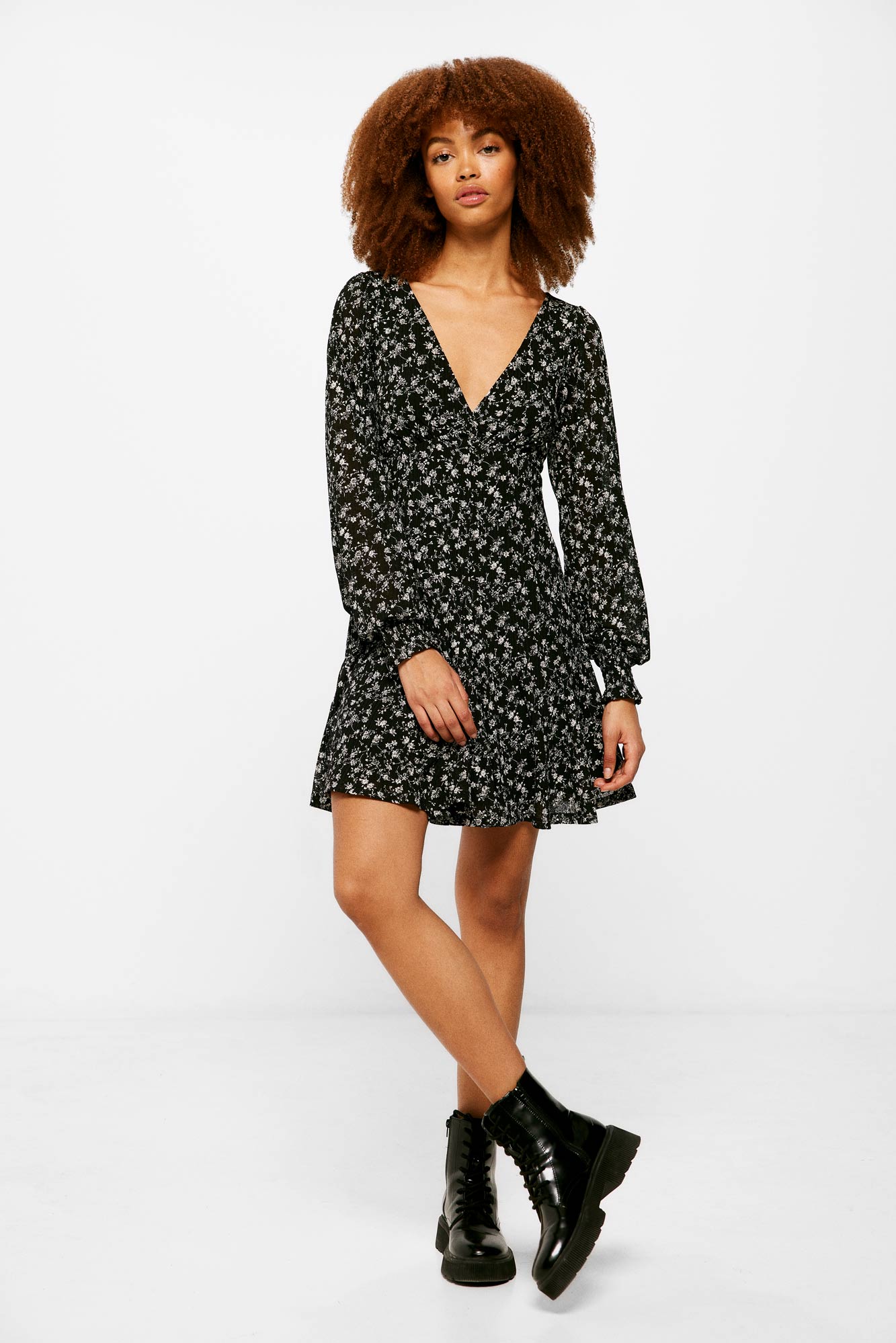 Vestido curto com estampa godê