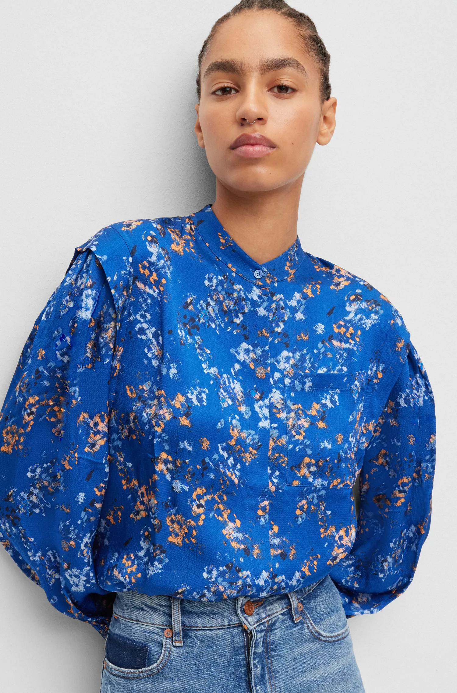 Blusa BOSS preta de corte regular com estampa da estação e fechamento oculto.