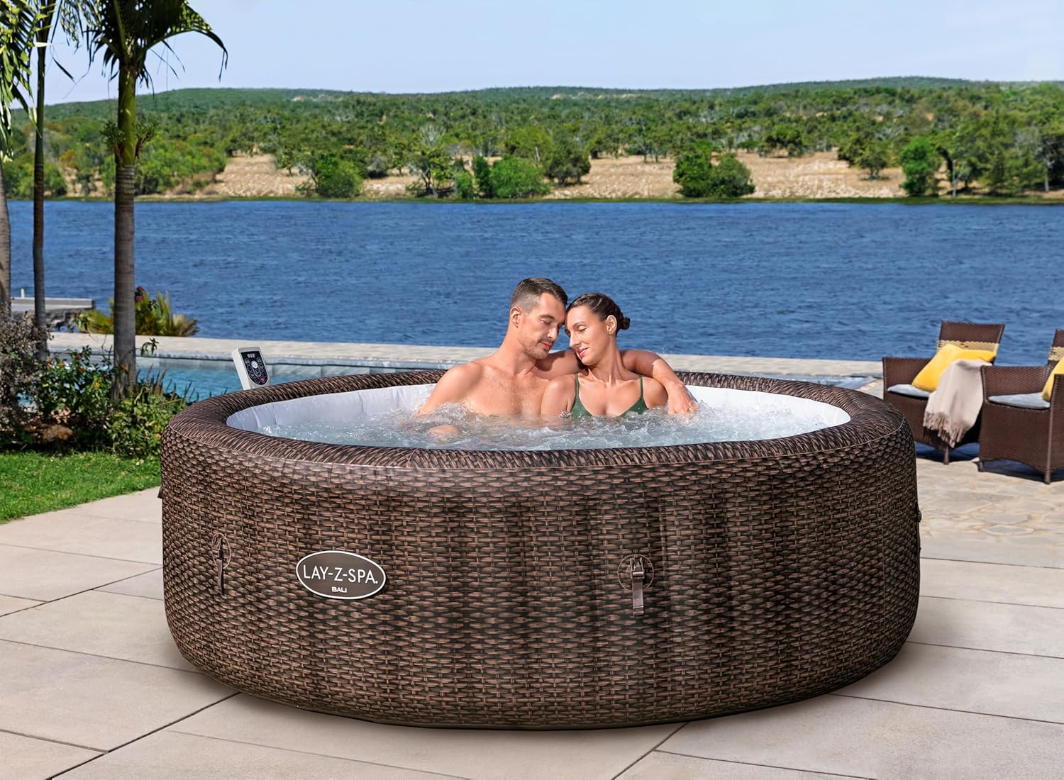 Bestway® Lay-Z-SPA® Energiespar-Whirlpool Bali AirJet™ mit App-Steuerung + integrierter UltraFit™ -Pumpeneinheit, für 7 Personen Ø 216 x 71 cm, Rattan-Optik (Schokobraun)