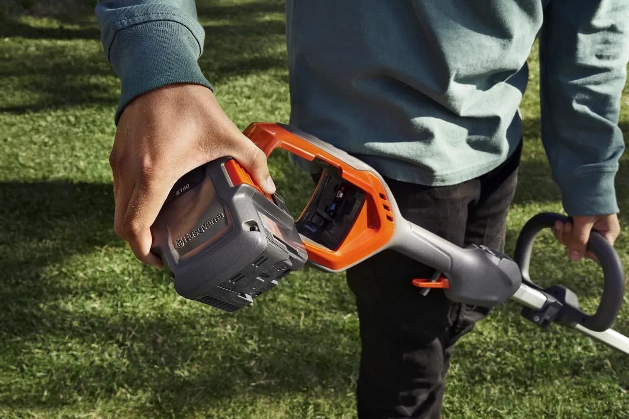 Husqvarna 215iL Akku-Rasentrimmer - Kabelloser Trimmer mit 36V bürstenlosem Motor, 31 cm Schnittbreite, Teleskopschaft, Tap 'n Go Trimmerkopf (ohne Akku & Ladegerät)