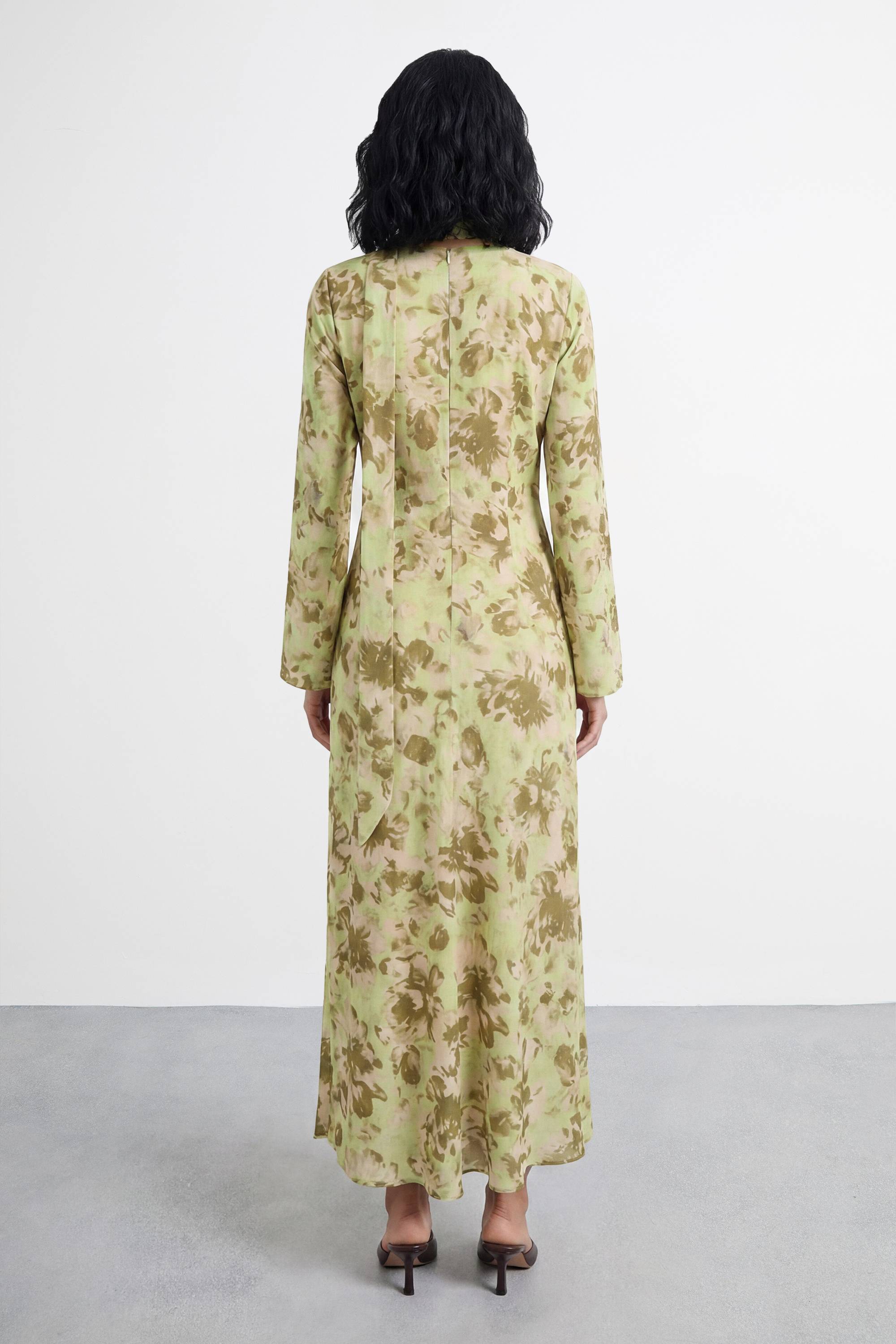 Warehouse Robe Longue Petite À Col Bénitier Imprimé Fleuri Manches Longues Et Détail Volant