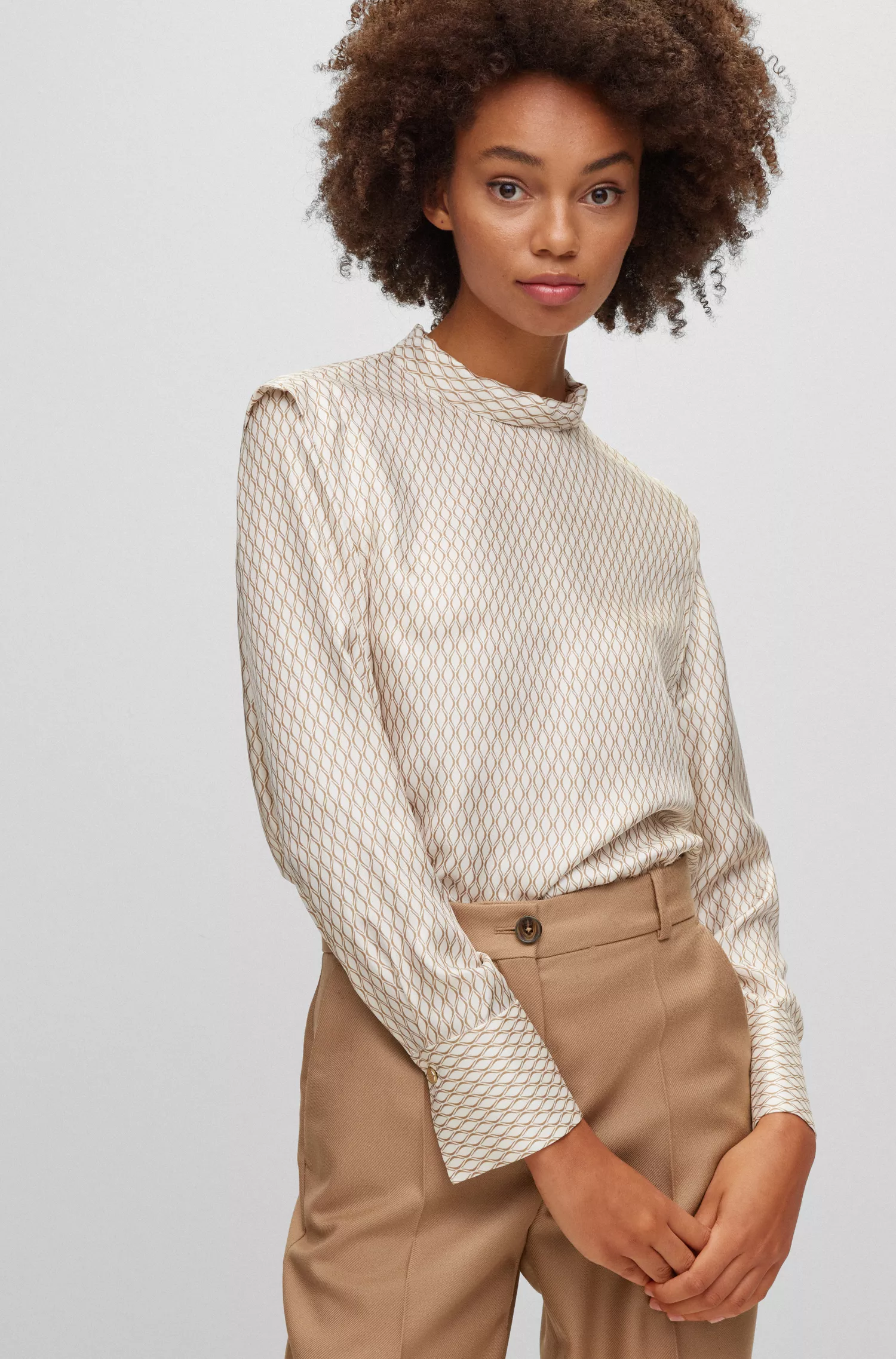 Blusa BOSS Camel de corte relaxado em seda estampada.