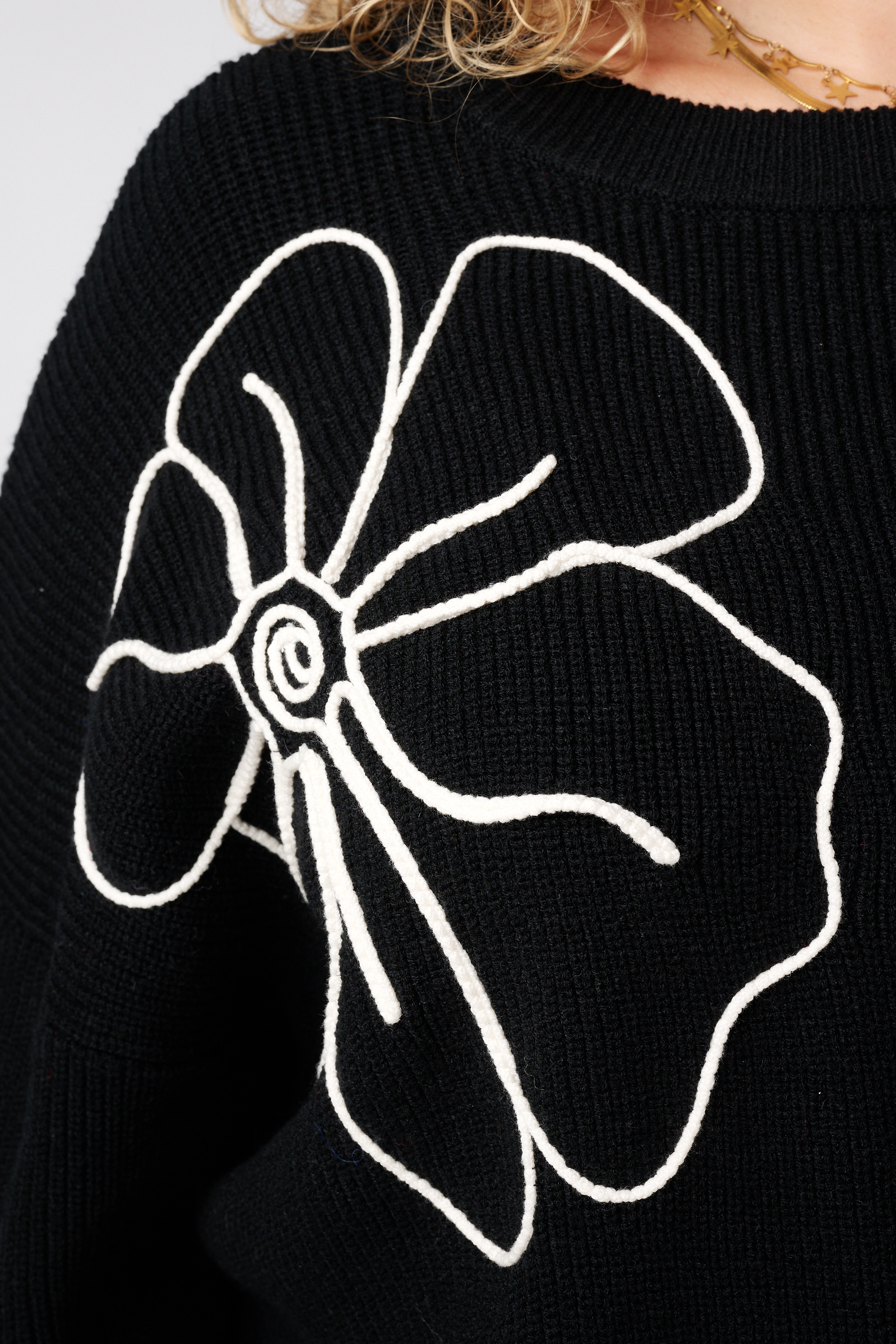 Trui met geborduurde bloemen Zwart