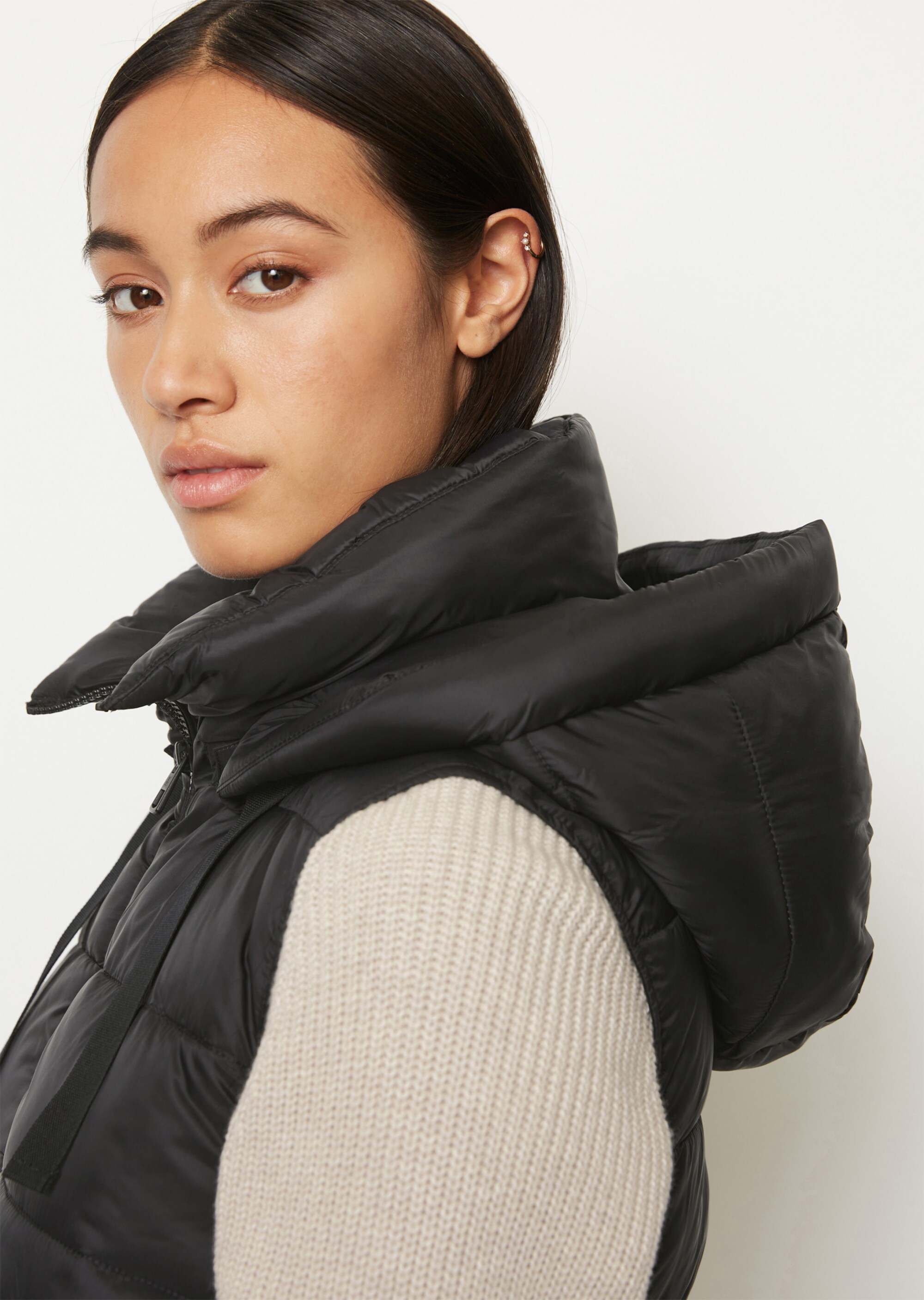 Kapuzen-Puffer-Steppweste mit recycelten Materialien