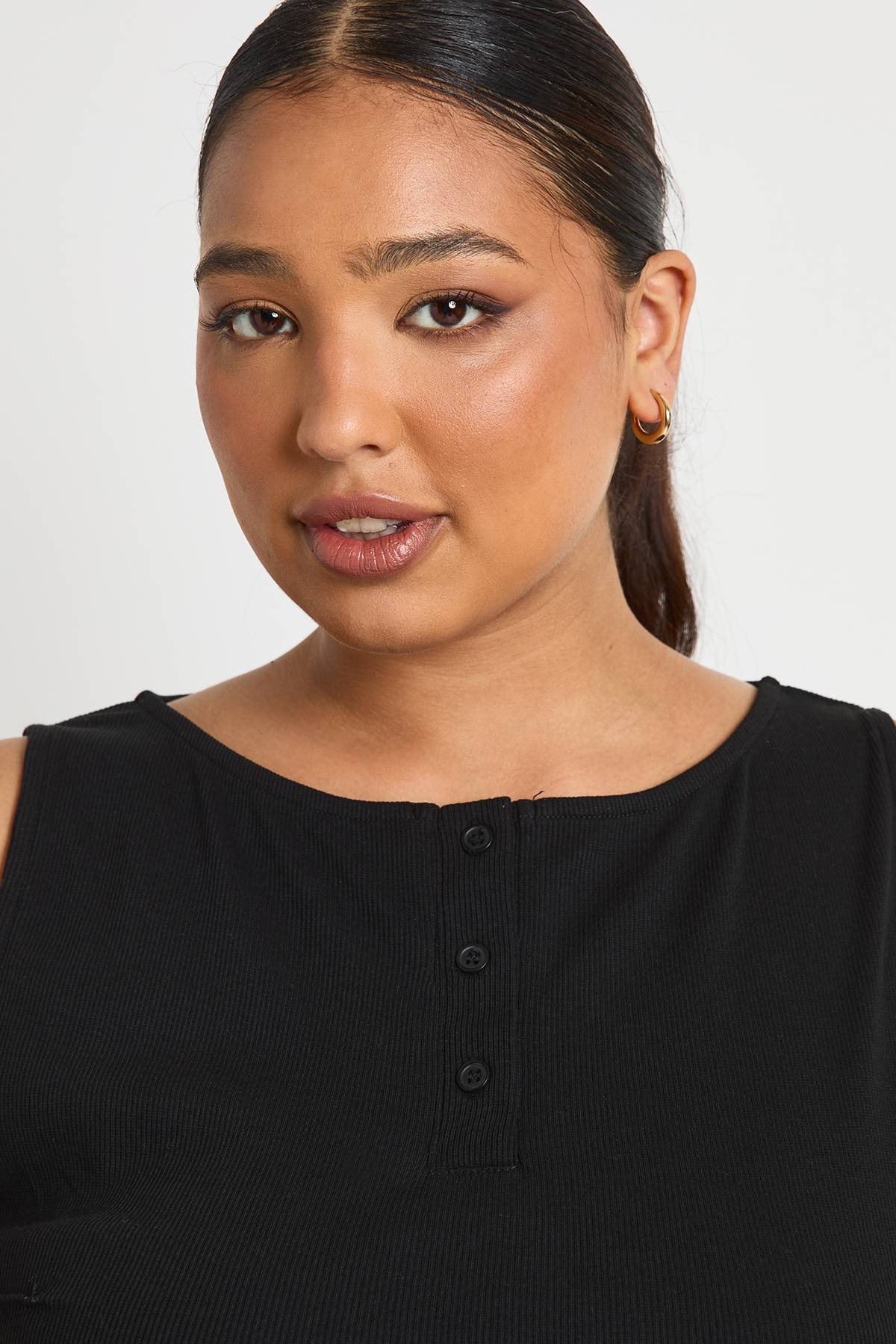 boohoo Haut grande taille à col boutonné et ourlet à volants
