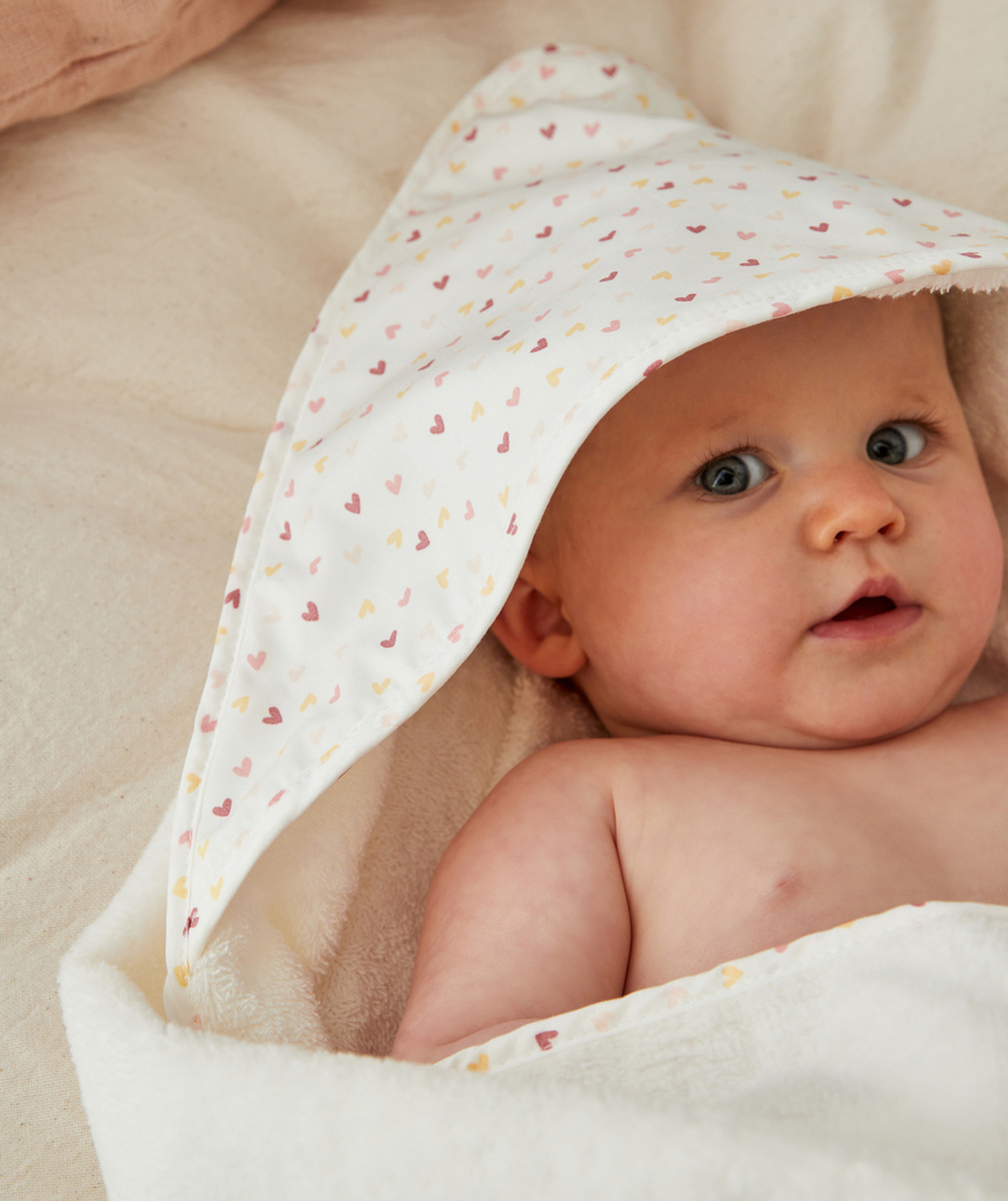CAPE DE BAIN BÉBÉ BLANCHE ET IMPRIMÉE COEURS EN COTON BIOLOGIQUE