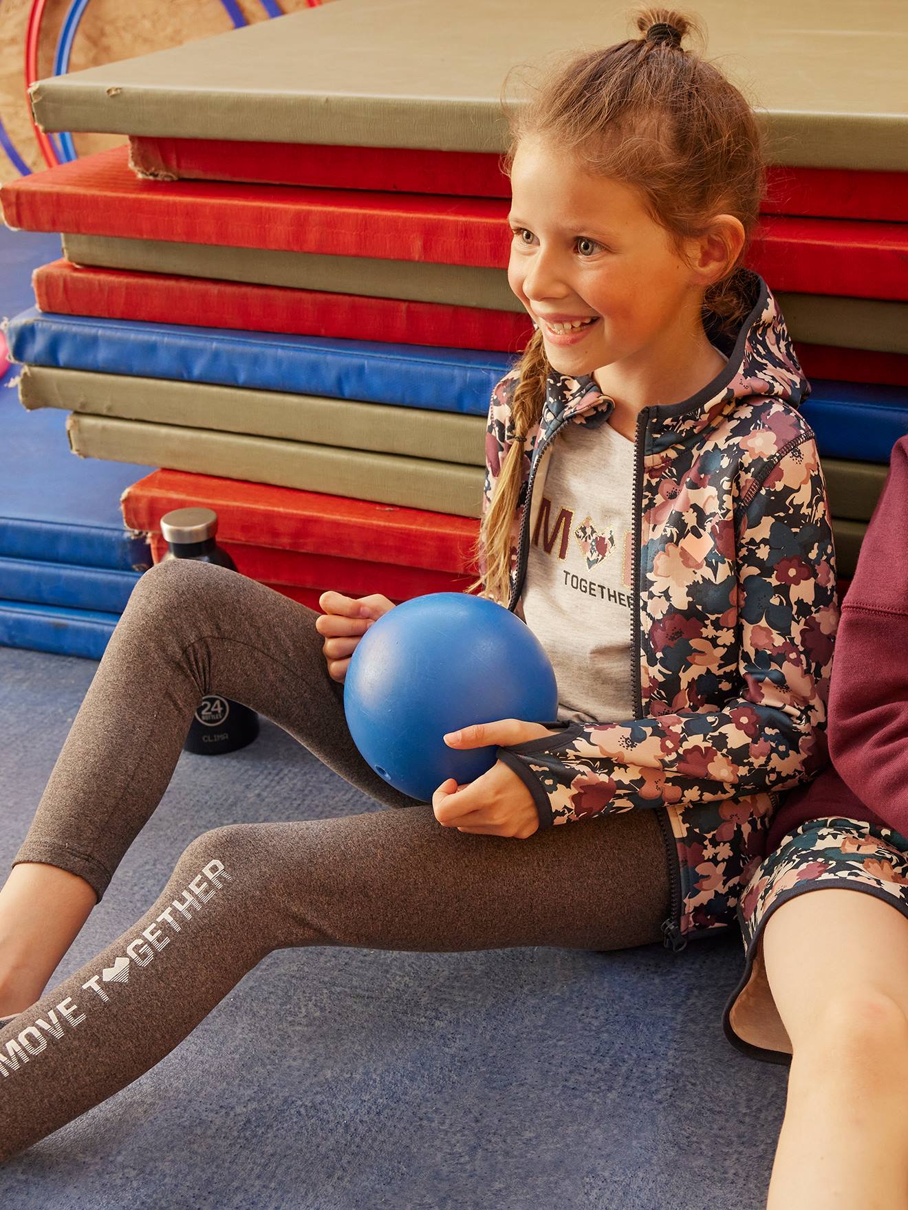 Leggings esportivas lisas rosa claro para meninas com letras metálicas na perna.