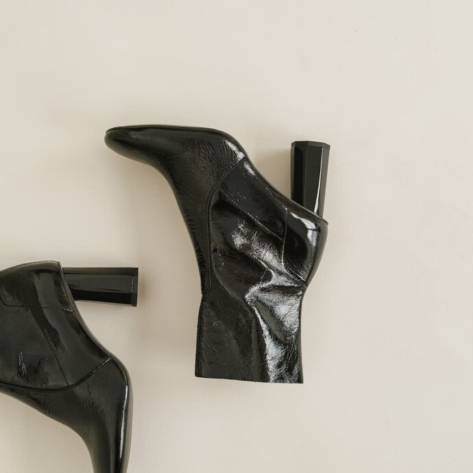 Bottines à talons hauts  en cuir brillant noir