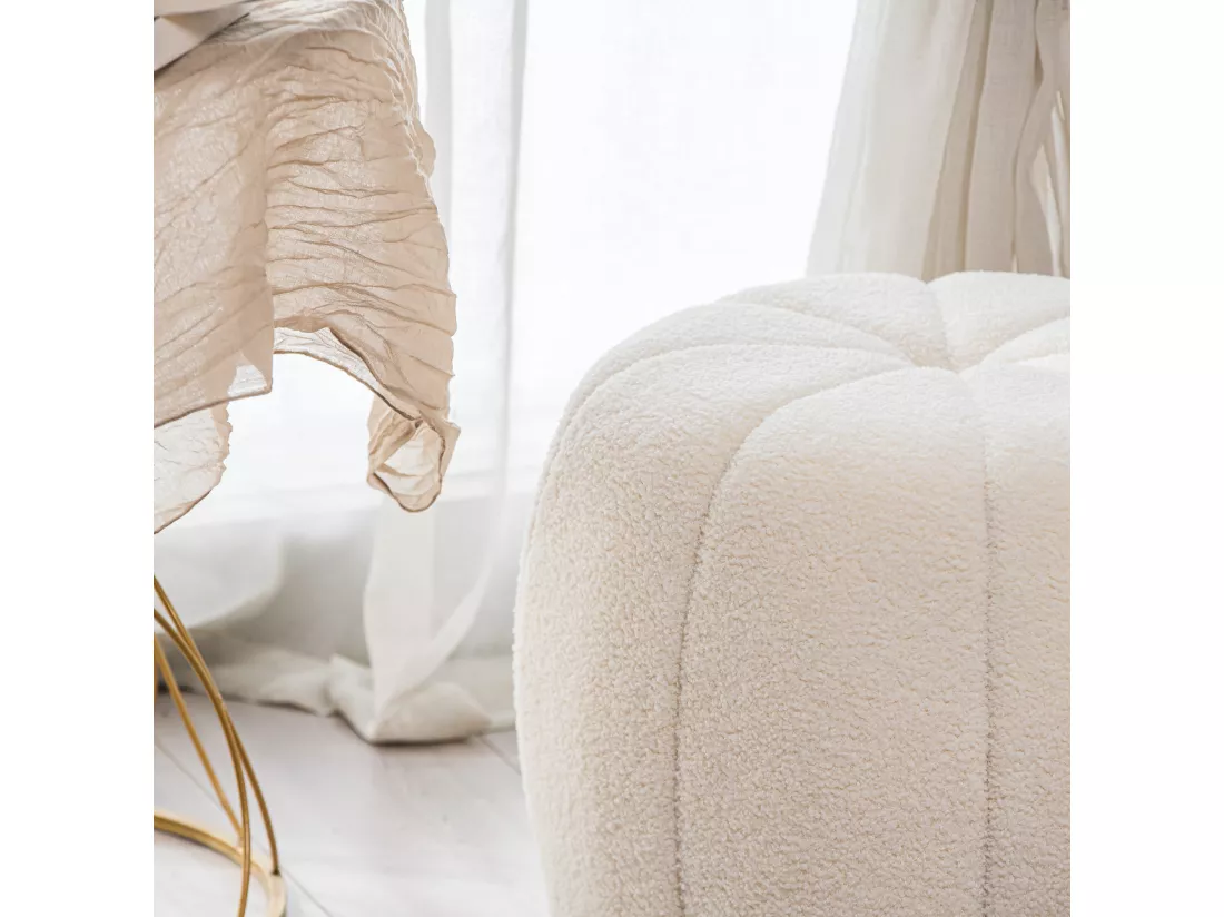 Pouf en bouclettes blanches avec rayures