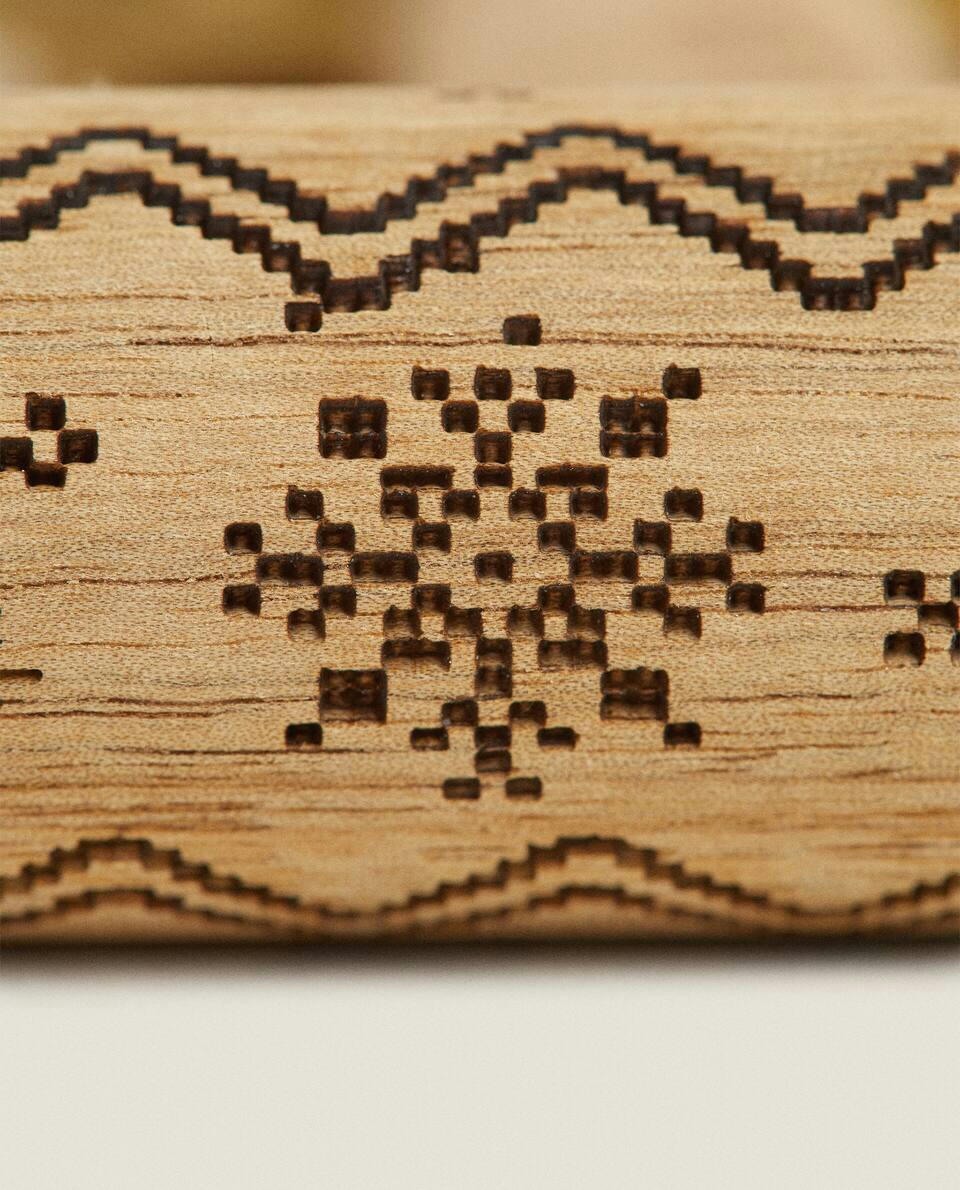 Rolo de massa de acácia com desenho natalino duplo em relevo