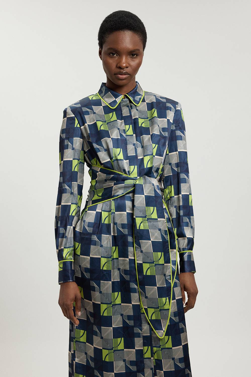 KarenMillen Robe Midi Tissée En Satin Martelé À Imprimé Géométrique Avec Ceinture À Nouer
