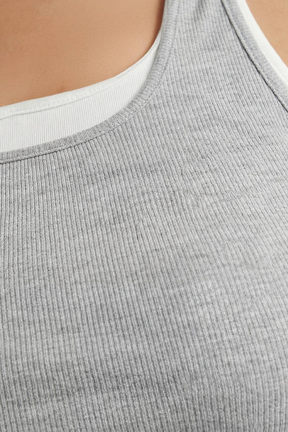 boohoo Débardeur Côtelé Superposé Grande Taille Avec Finitions Dorées