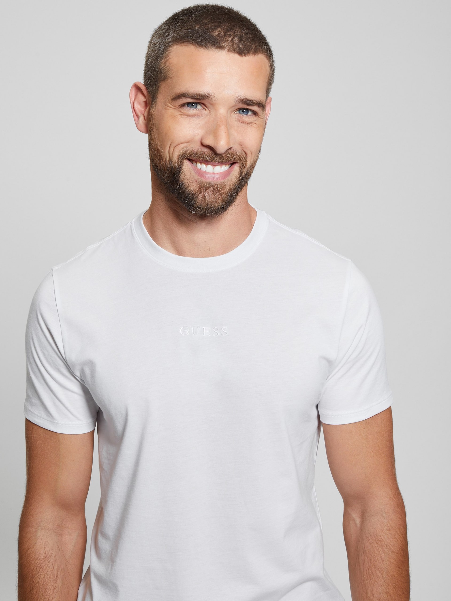 Camiseta com assinatura bordada
