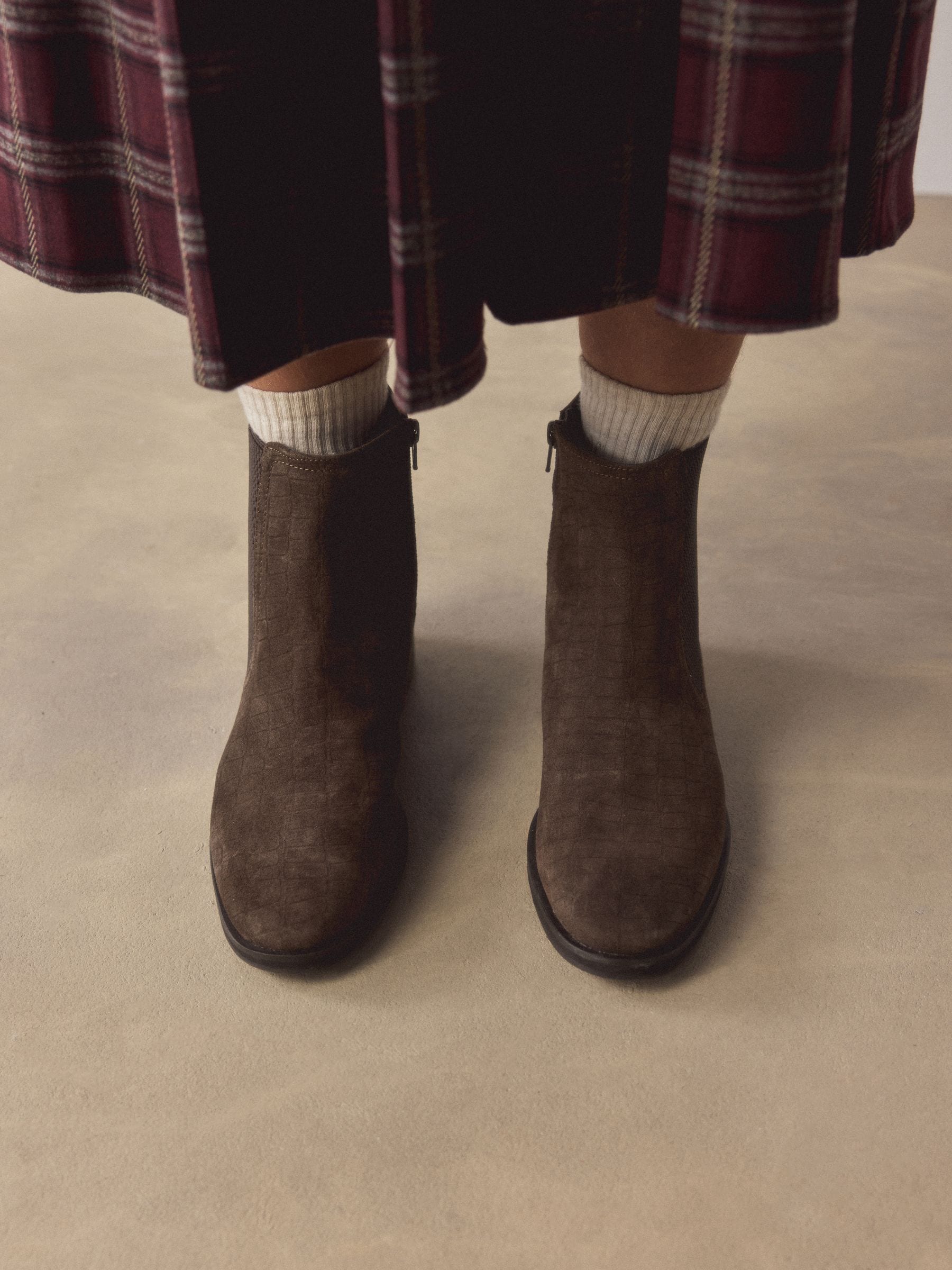 Chocolate Brown Suede Embossed - Forever Comfort® Chelsea-enkellaarzen