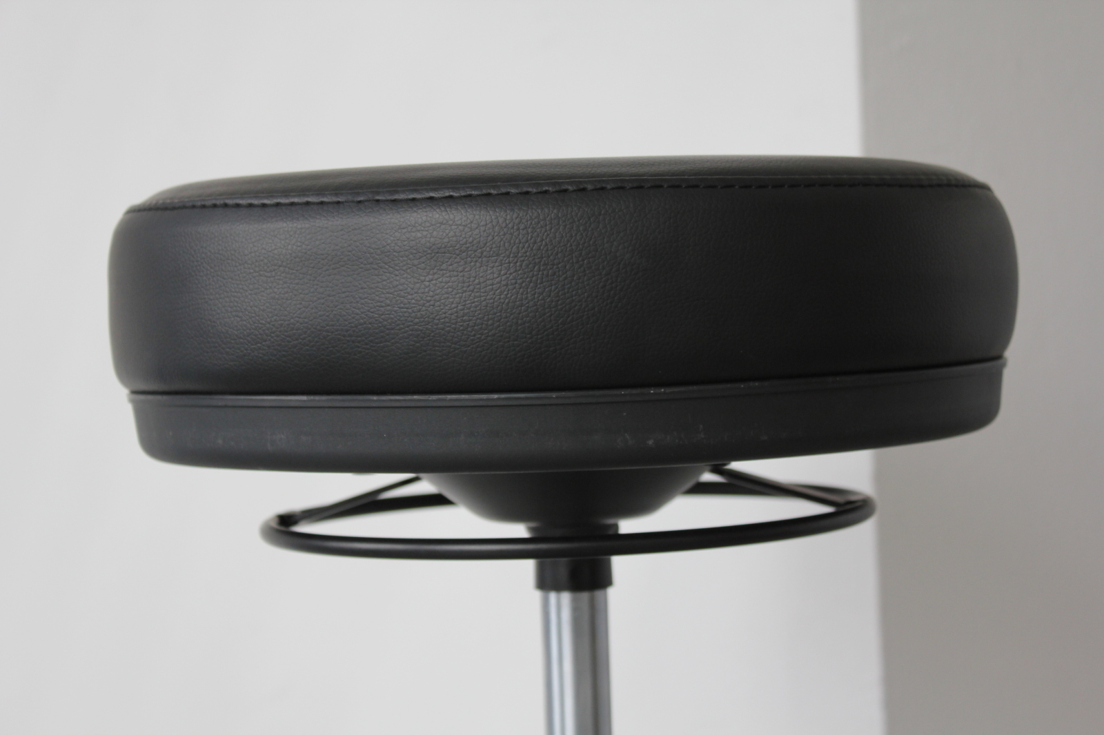 Arbeitshocker - schwarz - Lederoptik