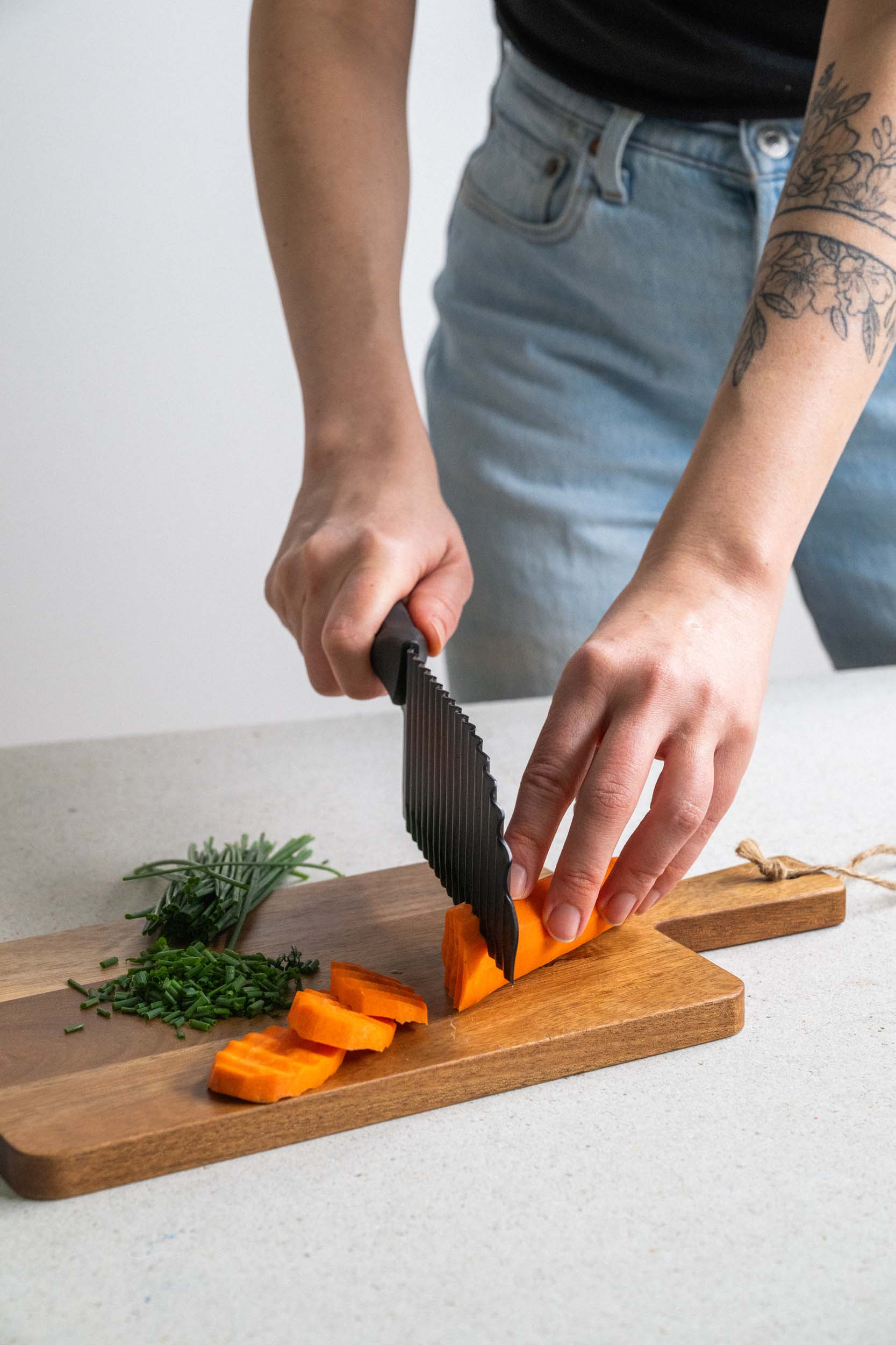 (29cm) Edelstahl Wellenschneider Mehrzweck Riffel Messer für Pommes / Obst / Gemüse  - Schwarz