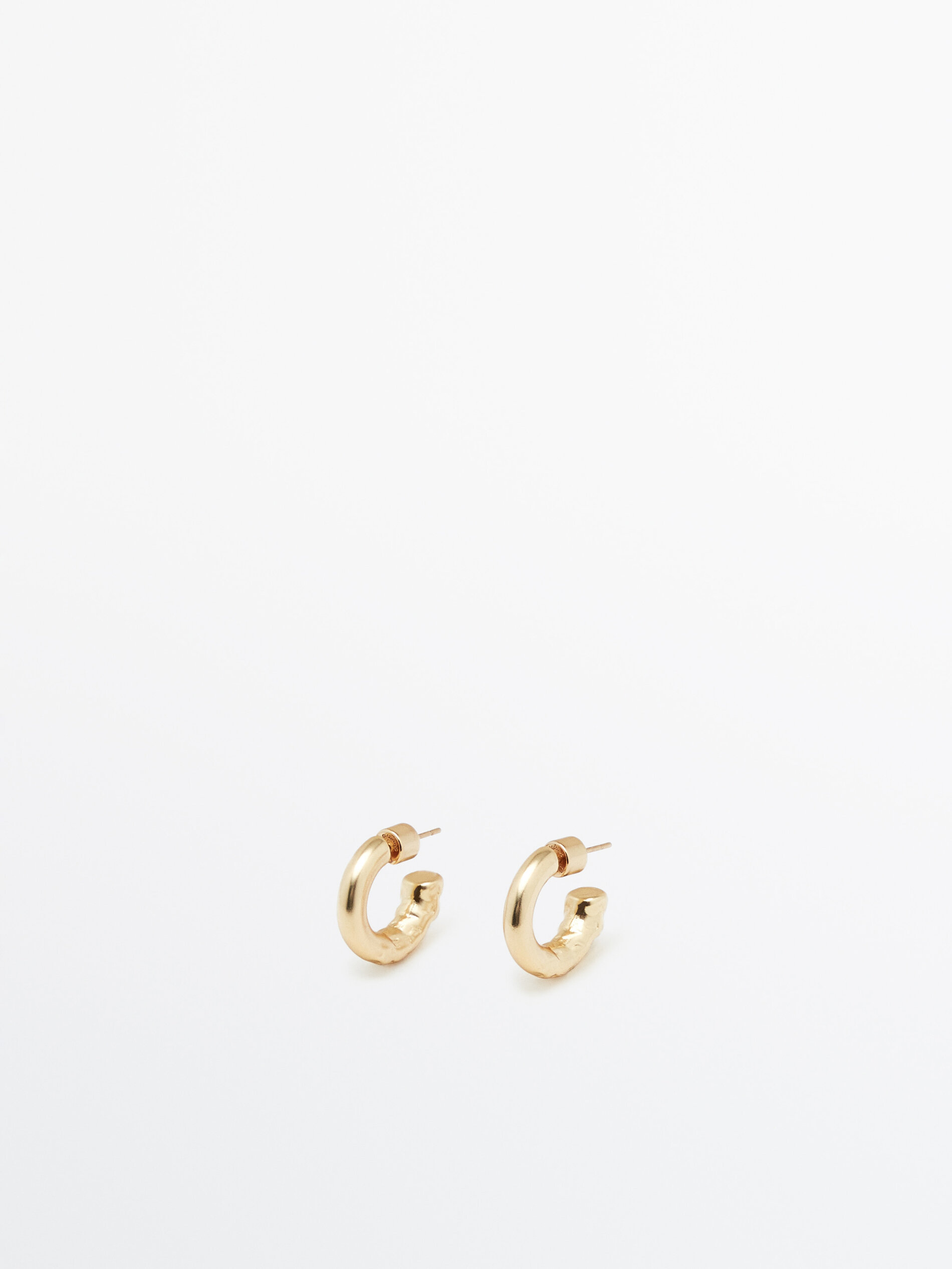 Brincos de argola pequenos com textura banhada a ouro - DOURADO