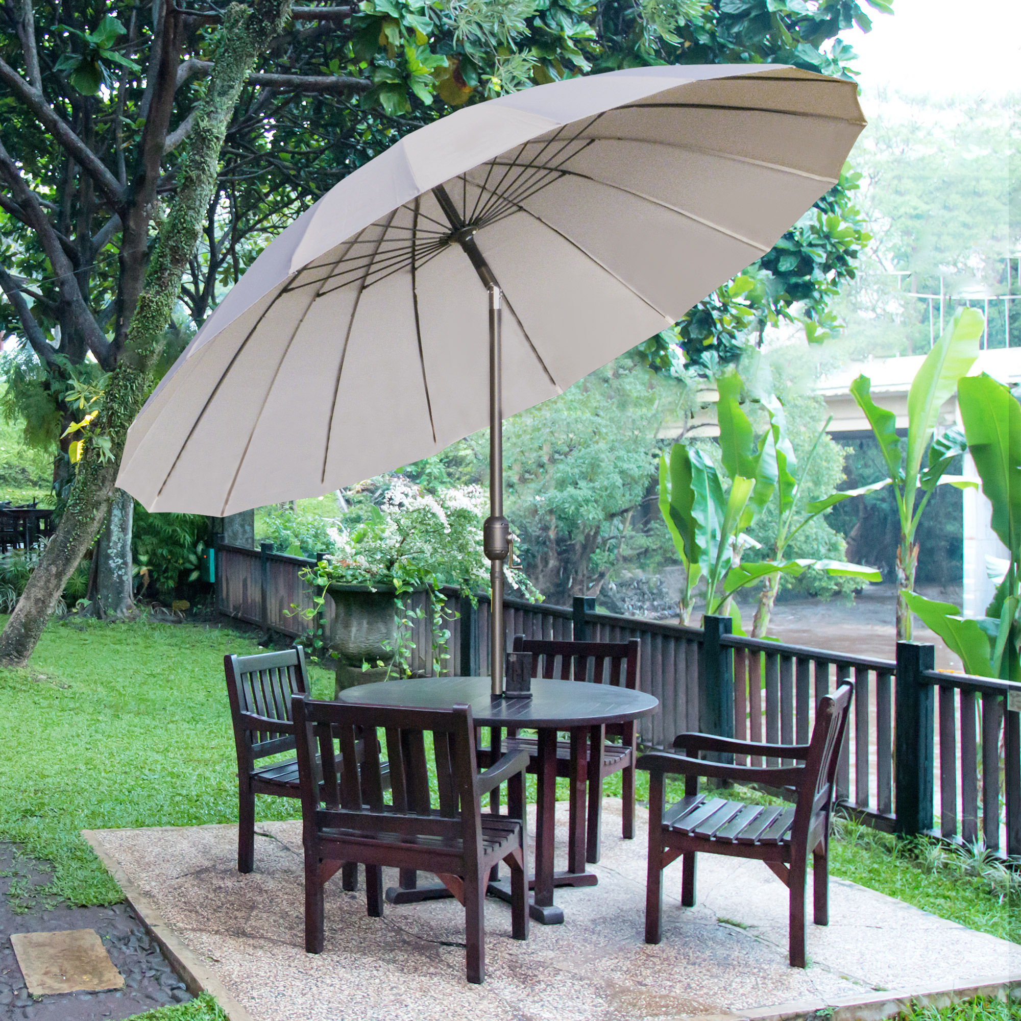 Guarda-sol de jardim Outsunny Ø250x240 cm com manivela, guarda-sol externo com mecanismo de inclinação e mastro de metal removível para terraço, piscina e pátio, cinza claro.