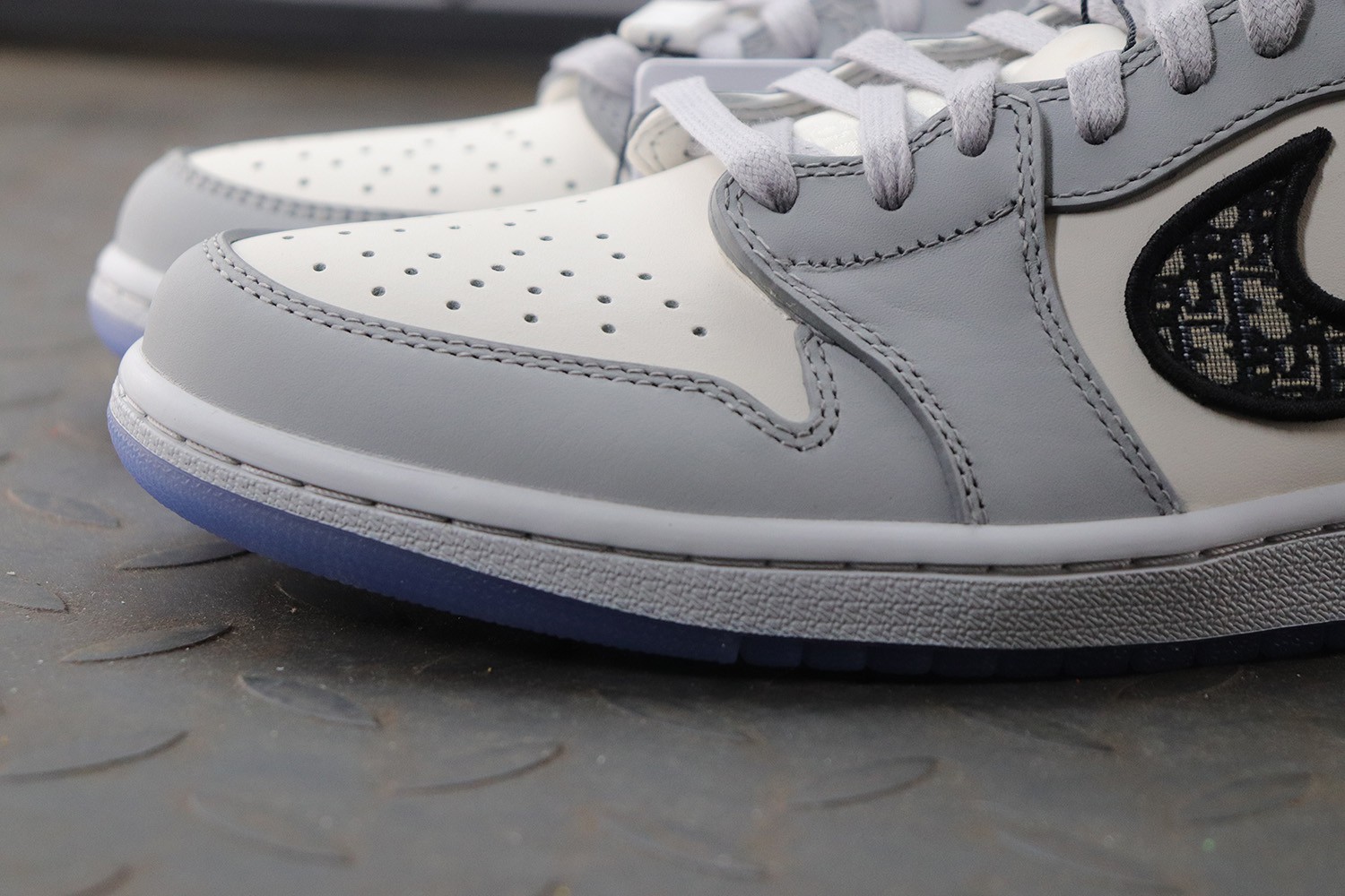DIOR × AIR JORDAN 1 LOW (Original Box)