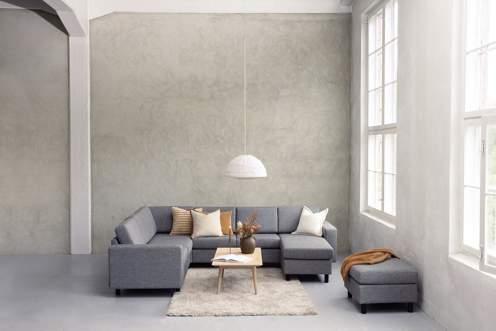 Square pall Tekstil Reda 1/1 Grey, ben 12 cm rund sort tre
