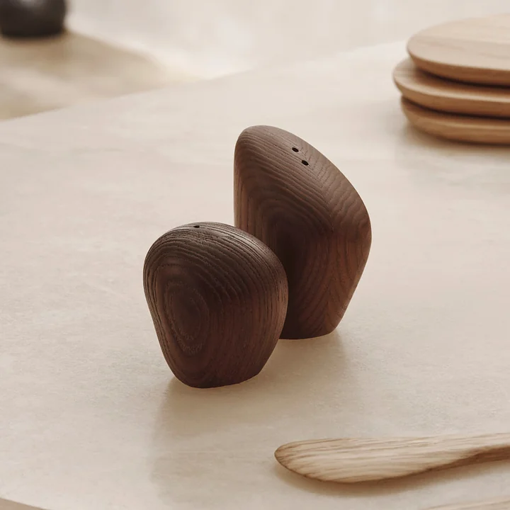 Ferm Living - Cairn Salz- und Pfefferstreuer, Eiche lackiert (2er-Set)
