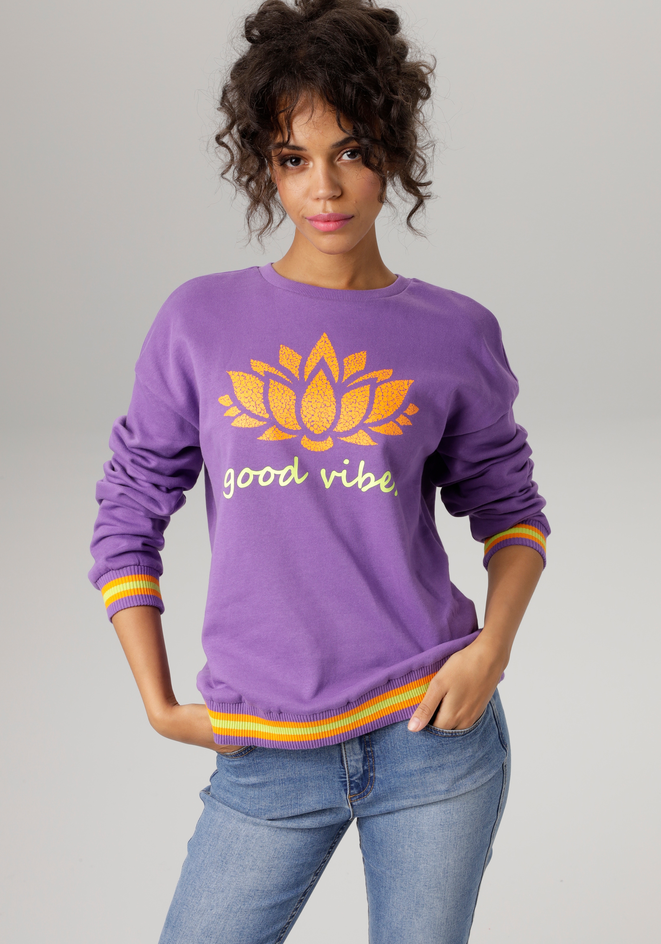 Aniston CASUAL Sweatshirt , Frontdruck mit abstrakter Seerose und Schriftzug