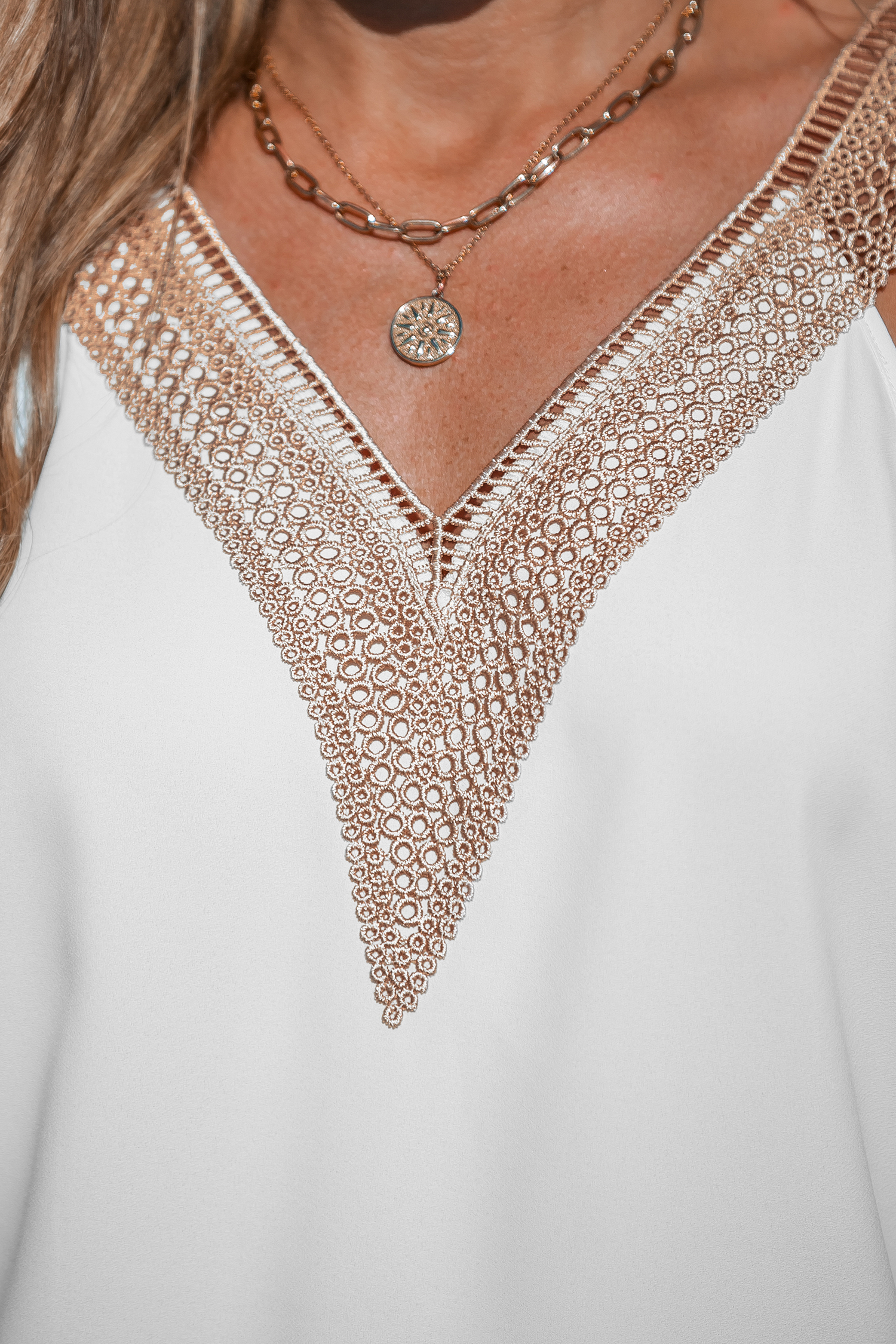 Débardeur à col en V en dentelle et œillets blanc
