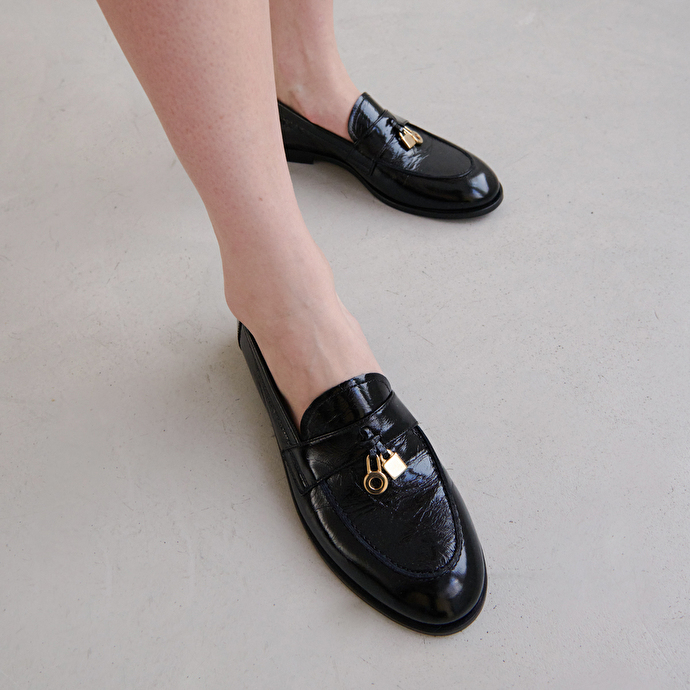 Mocassins aux détails dorés  en cuir brillant noir
