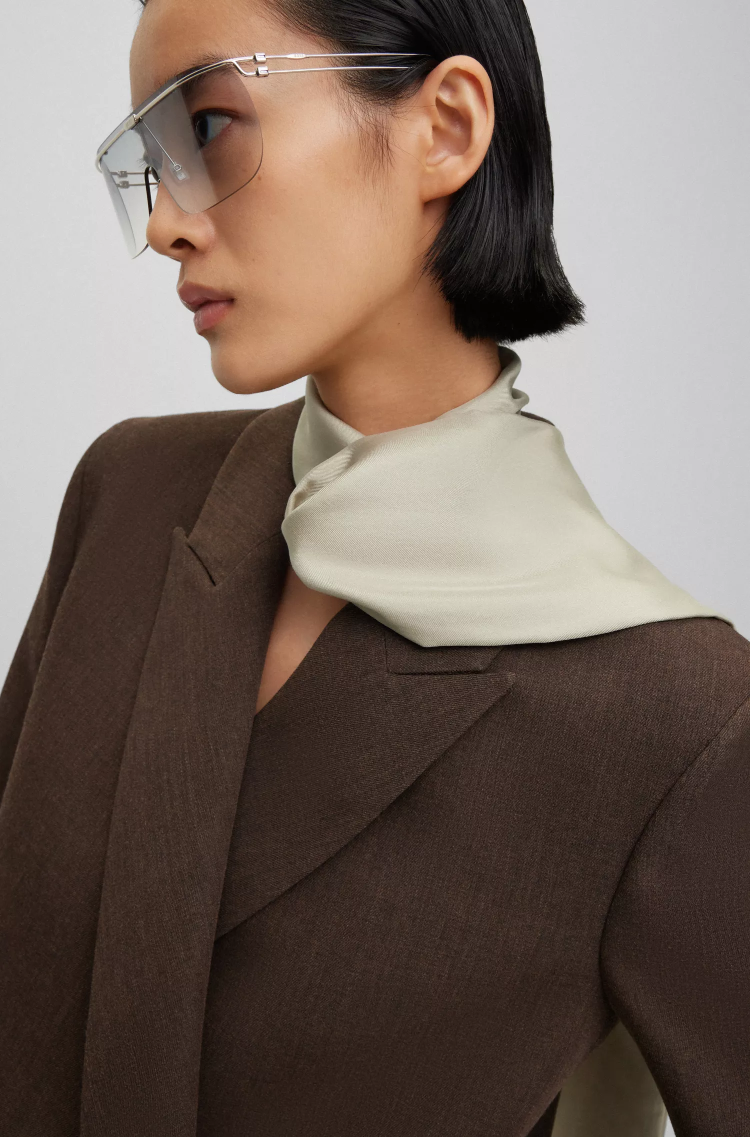 Blazer BOSS preto em crepe de lã virgem com fecho oculto.