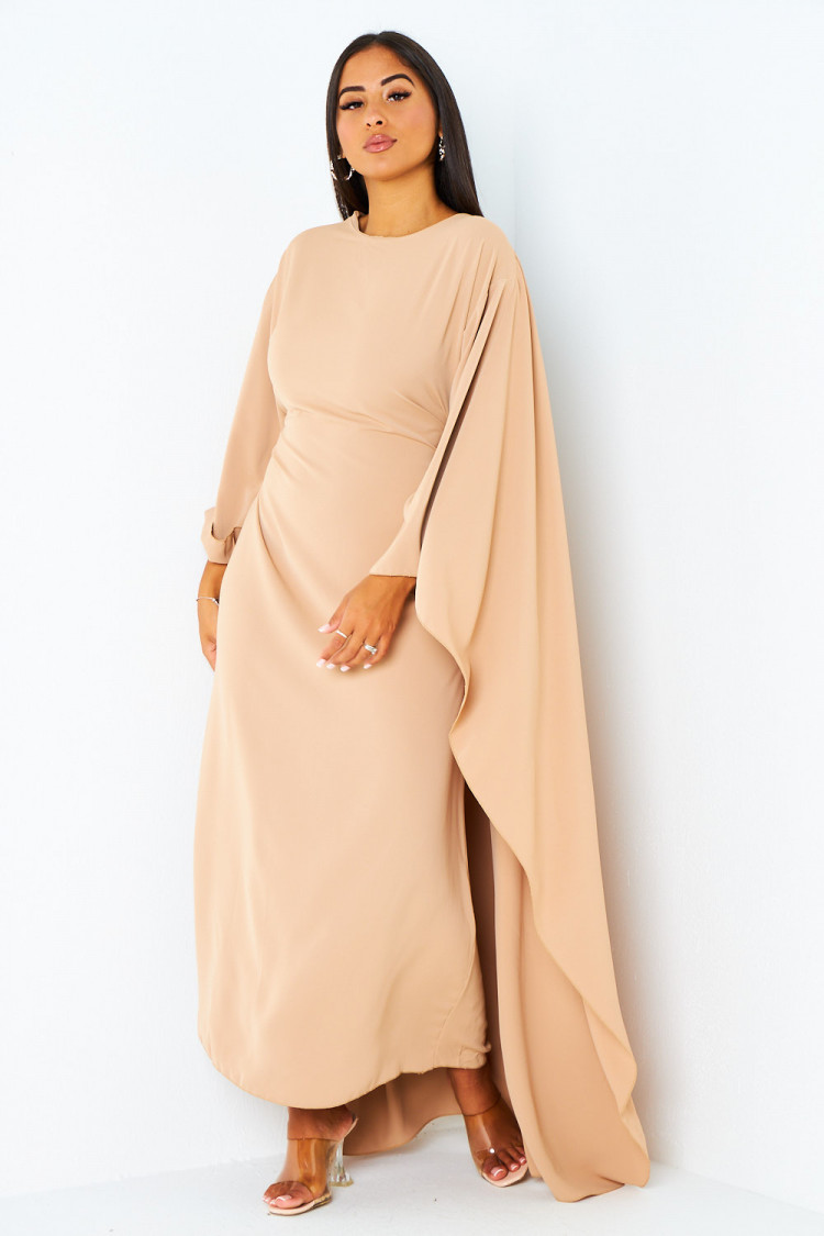Robe camel ceinturée à empiècement cape