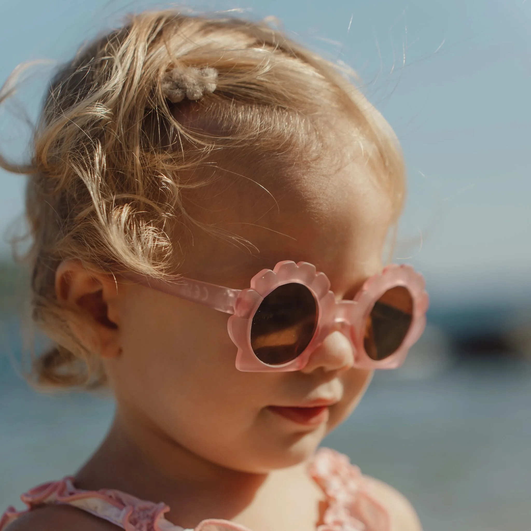 Roze kinderzonnebril met schelpdetails – UV-bescherming & stijl