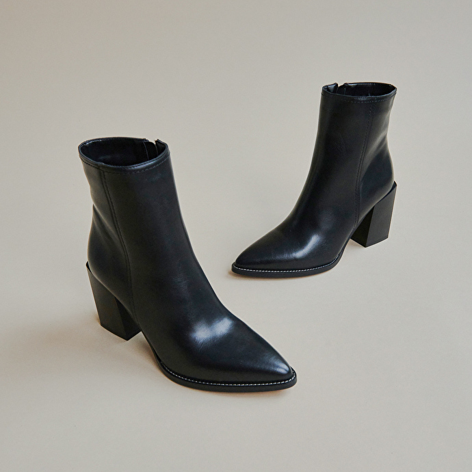 Boots pointues à talons  en cuir noir