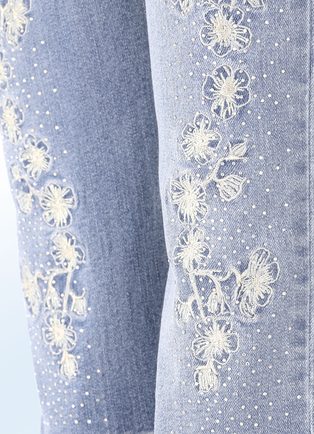 Edel-Jeans mit Stickerei-Applikationen und Glitzersteinchen